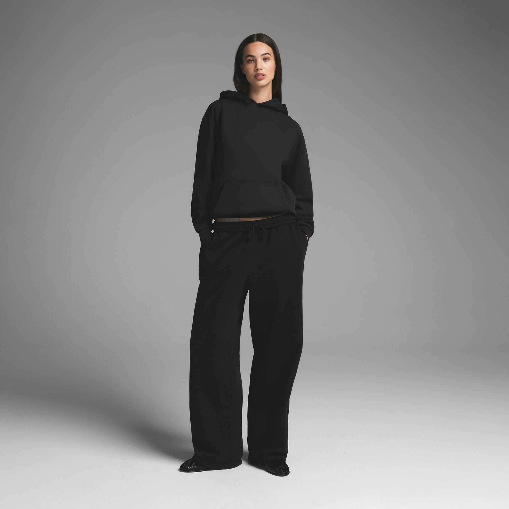 BOYFRIEND FLEECE HOODIE | WASHED ONYX ON A MODEL FRONT VIEW | FOCUS: 0.0, 1.0, 0.9