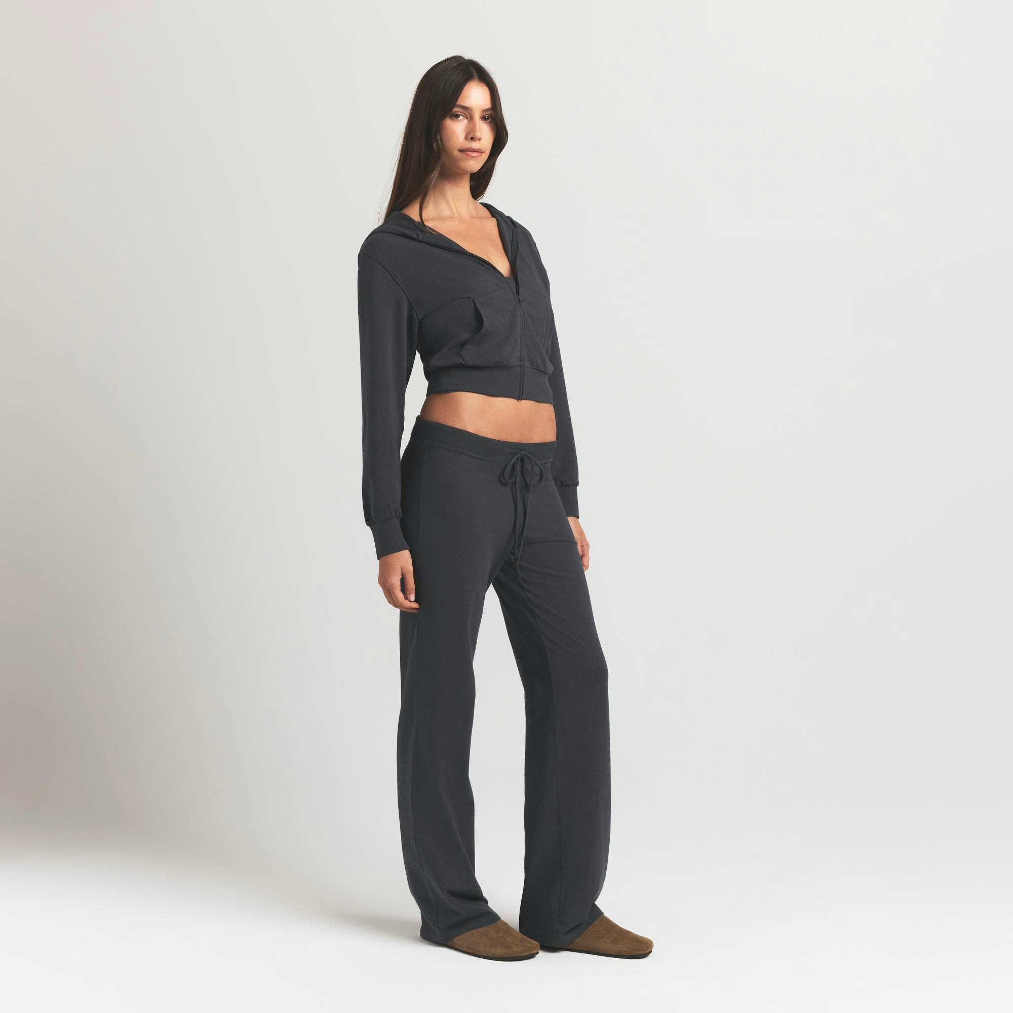 COTTON JERSEY ZIP UP HOODIE | ASH ON A MODEL FRONT VIEW S | FOCUS: 0.0, 1.0, 0.9