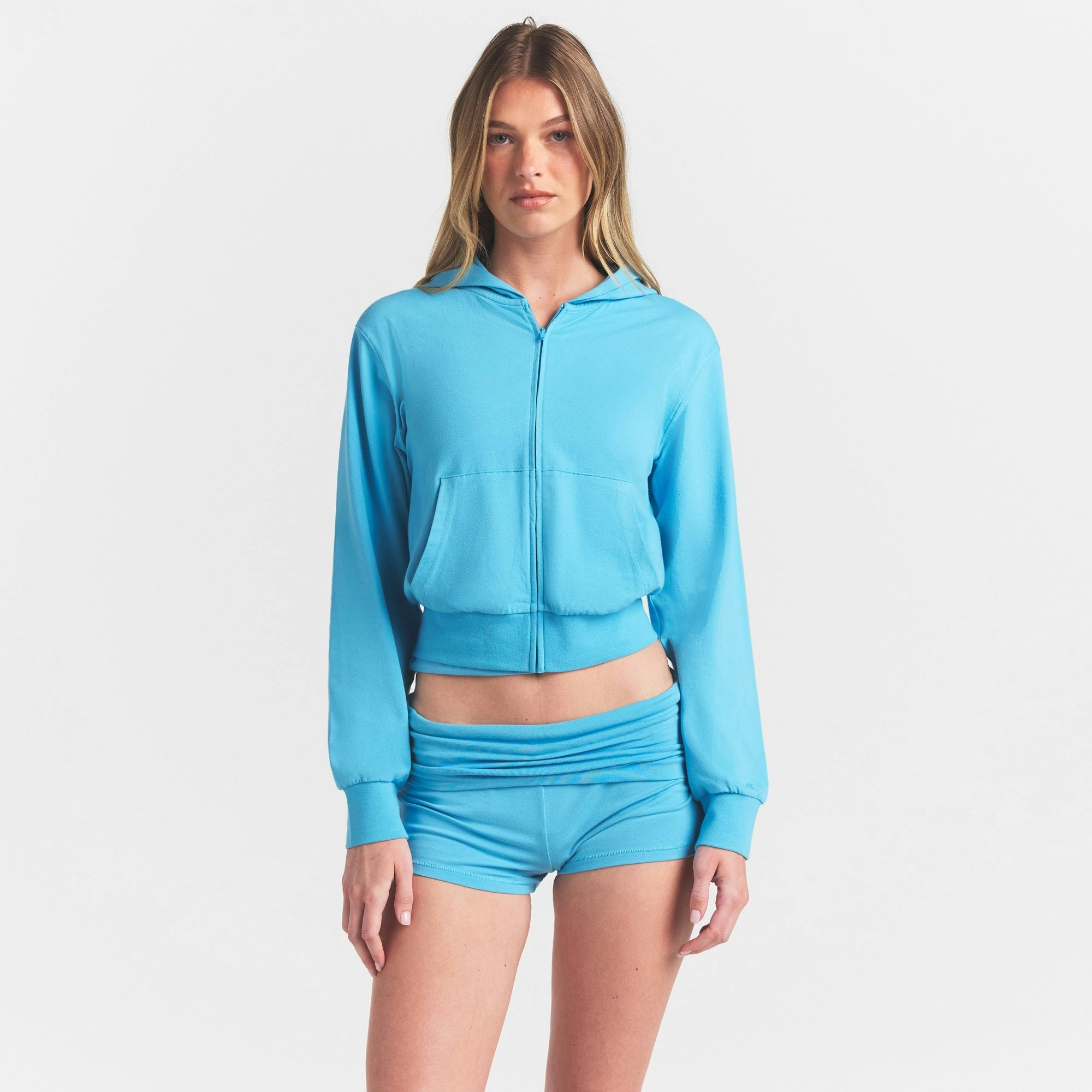 COTTON JERSEY ZIP UP HOODIE | WATER ON A MODEL SIDE VIEW @ | FOCUS: 0.0, 1.0, 0.9