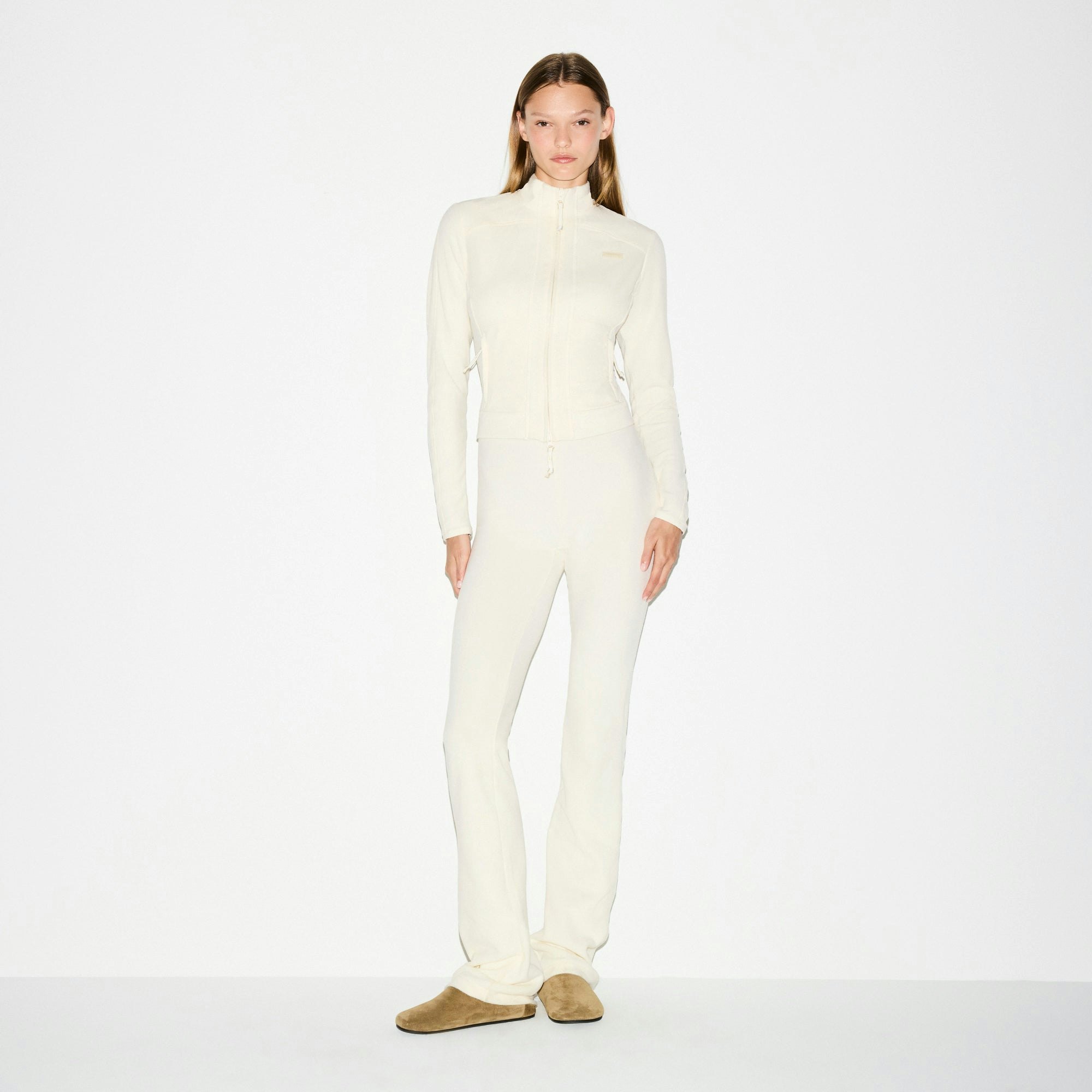 OUTDOOR FLEECE FITTED JACKET | ECRU ON A MODEL FRONT VIEW @ | FOCUS: 0.0, 1.0, 0.9