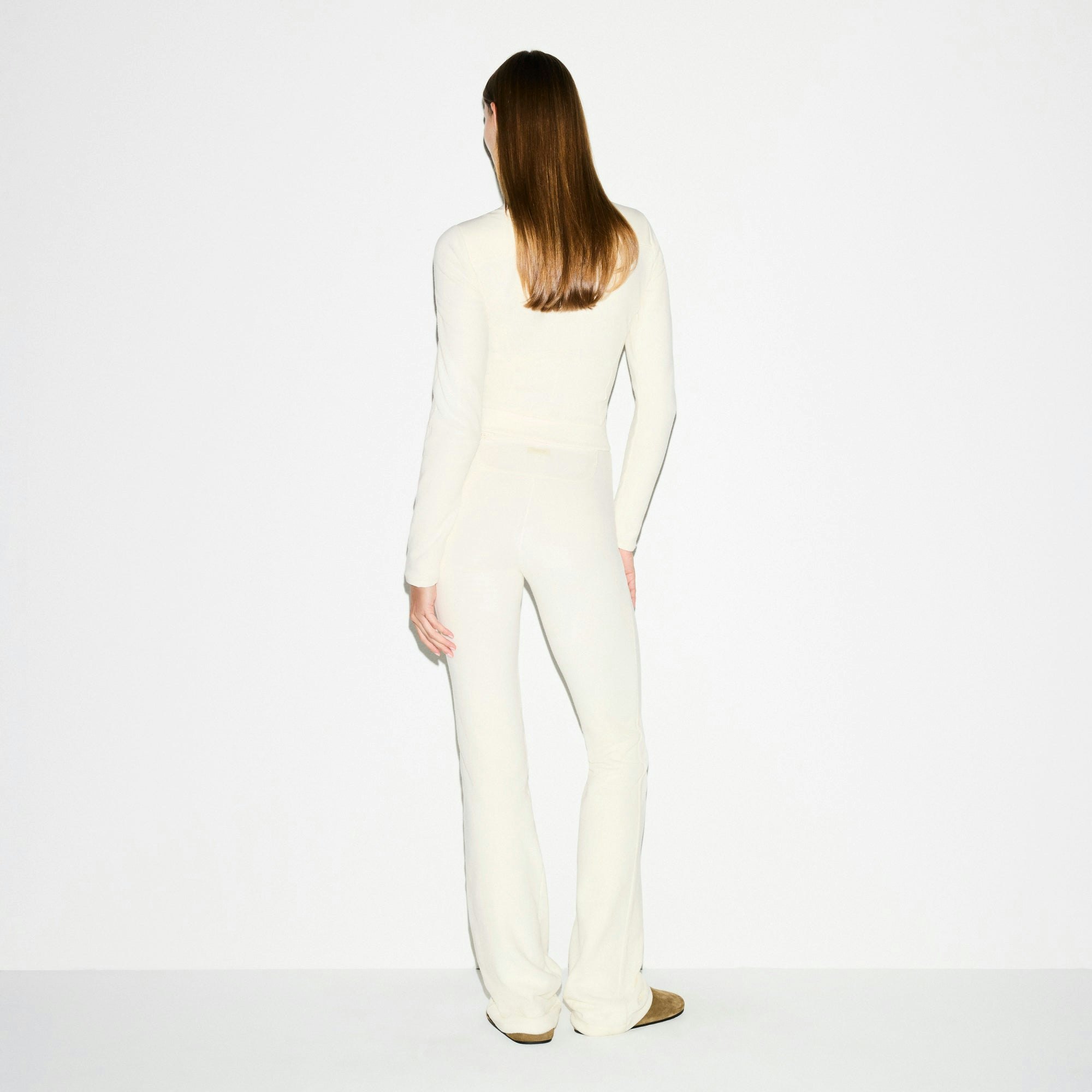 OUTDOOR FLEECE FITTED JACKET | ECRU ON A MODEL SIDE VIEW @ | FOCUS: 0.0, 1.0, 0.9