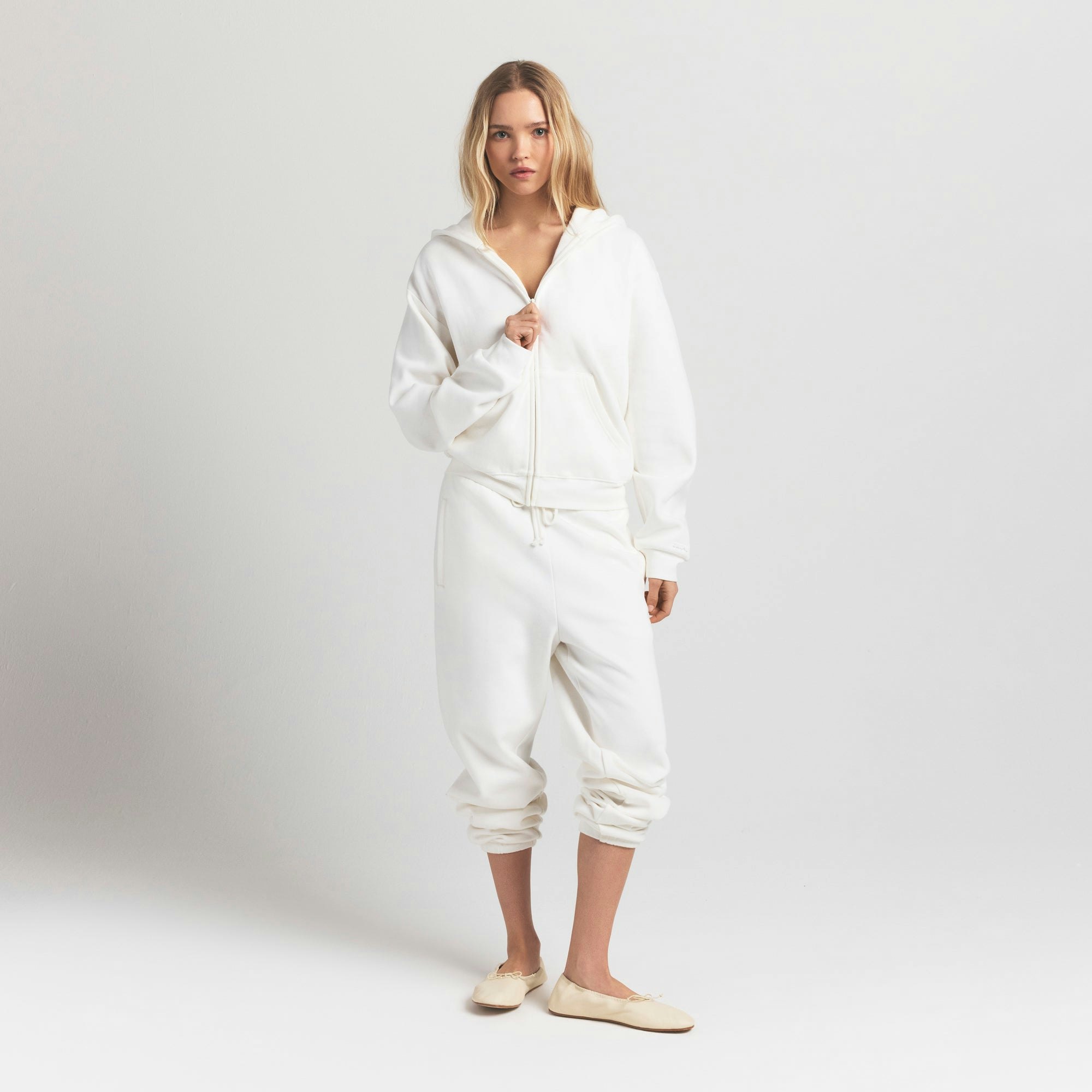 COTTON FLEECE CLASSIC ZIP UP HOODIE | MARBLE ON A MODEL FRONT VIEW S | FOCUS: 0.0, 1.0, 0.9