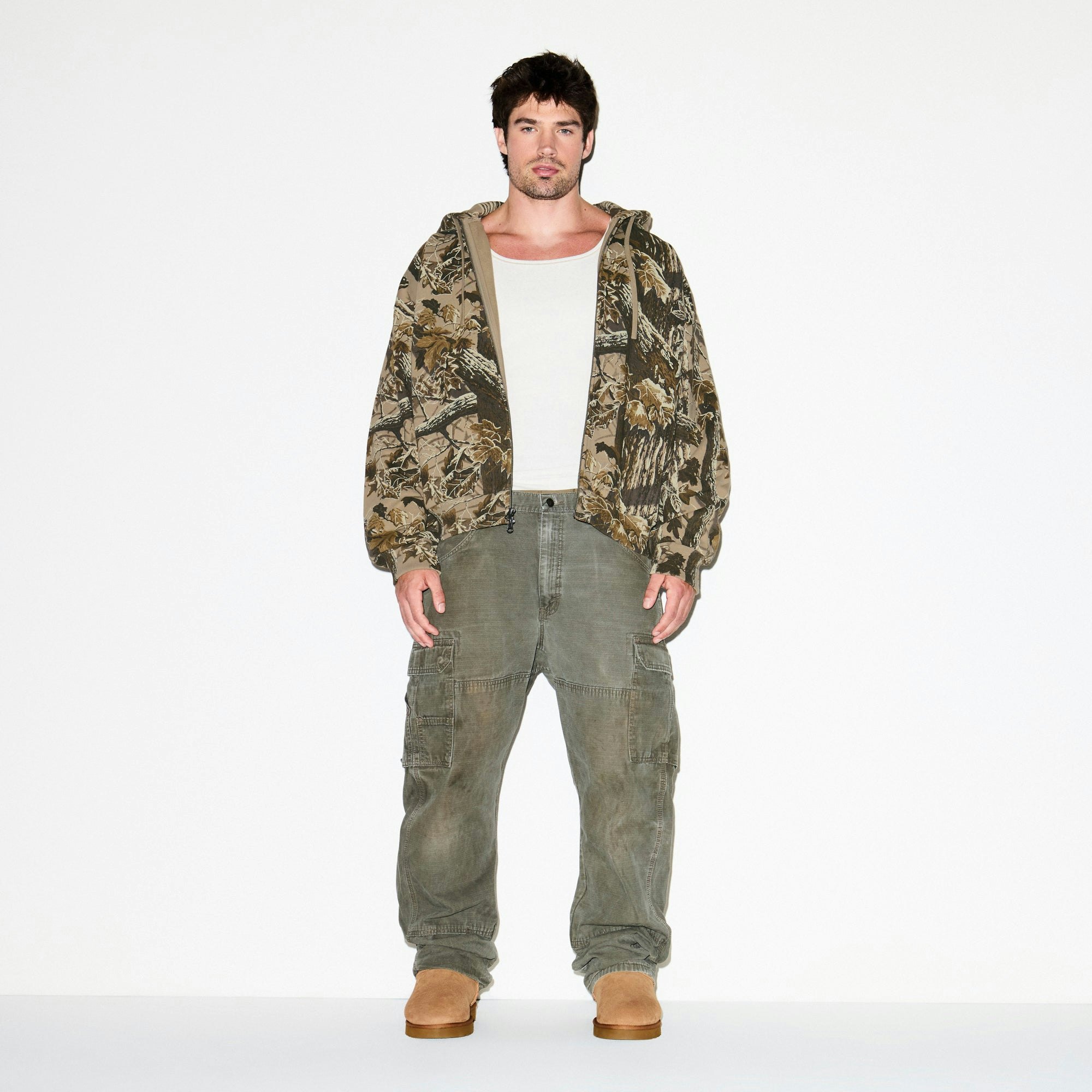 HEAVYWEIGHT FLEECE MENS RELAXED ZIP UP HOODIE | REALTREE CAMO PRINT ON A MODEL FRONT VIEW @ | FOCUS: 0.9, 0.1, 0.7