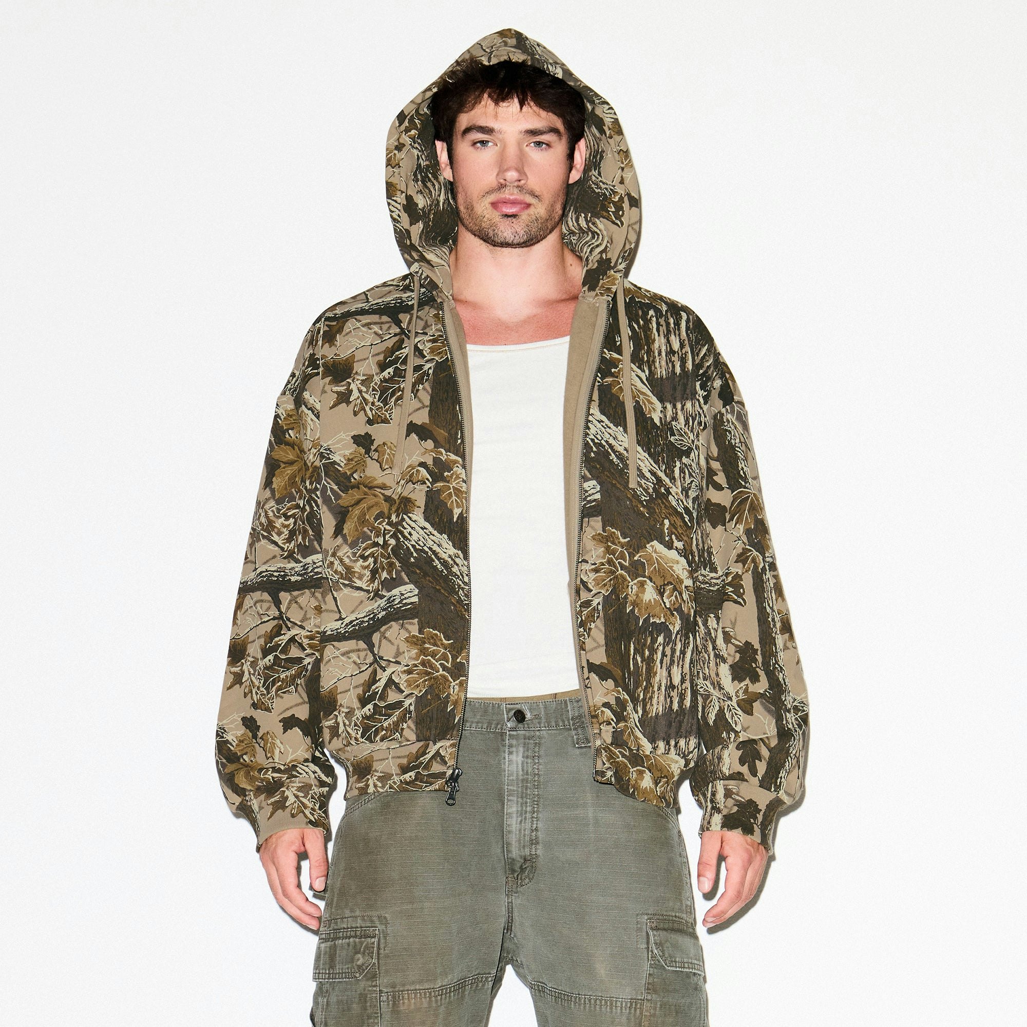 HEAVYWEIGHT FLEECE MENS RELAXED ZIP UP HOODIE | REALTREE CAMO PRINT ON A MODEL FRONT VIEW @ | FOCUS: 0.9, 0.1, 0.7