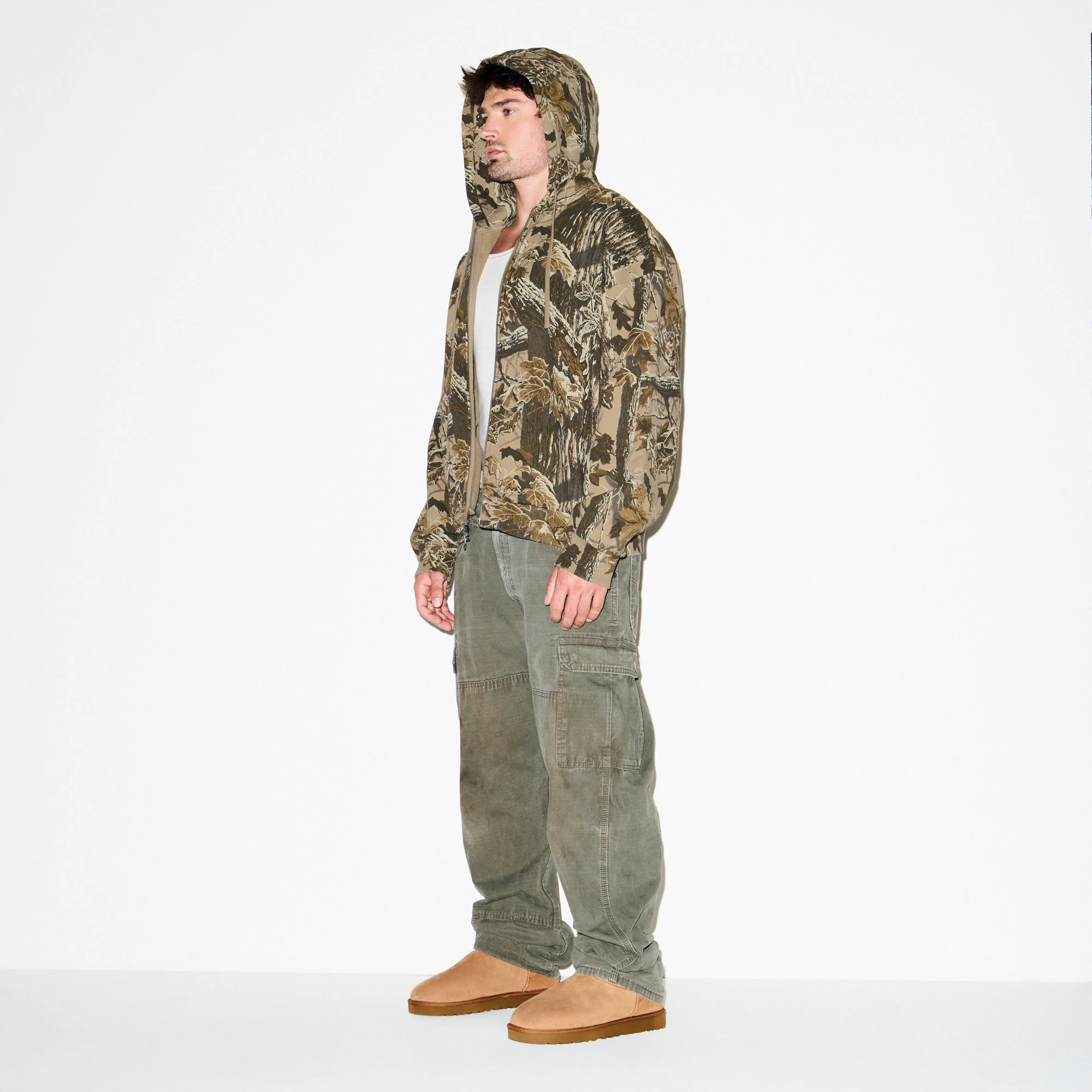 HEAVYWEIGHT FLEECE MENS RELAXED ZIP UP HOODIE | REALTREE CAMO PRINT ON A MODEL SIDE VIEW @ | FOCUS: 0.9, 0.1, 0.7