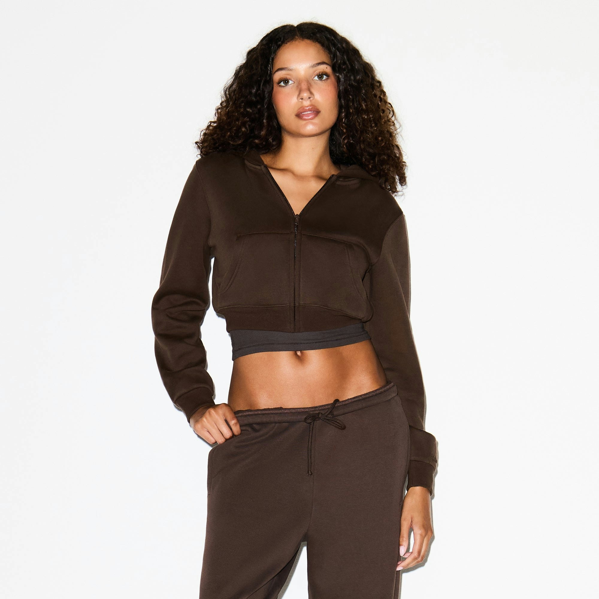 COTTON FLEECE CROPPED ZIP UP HOODIE | DARK SEPIA ON A MODEL SIDE VIEW @ | FOCUS: 0.0, 1.0, 0.9