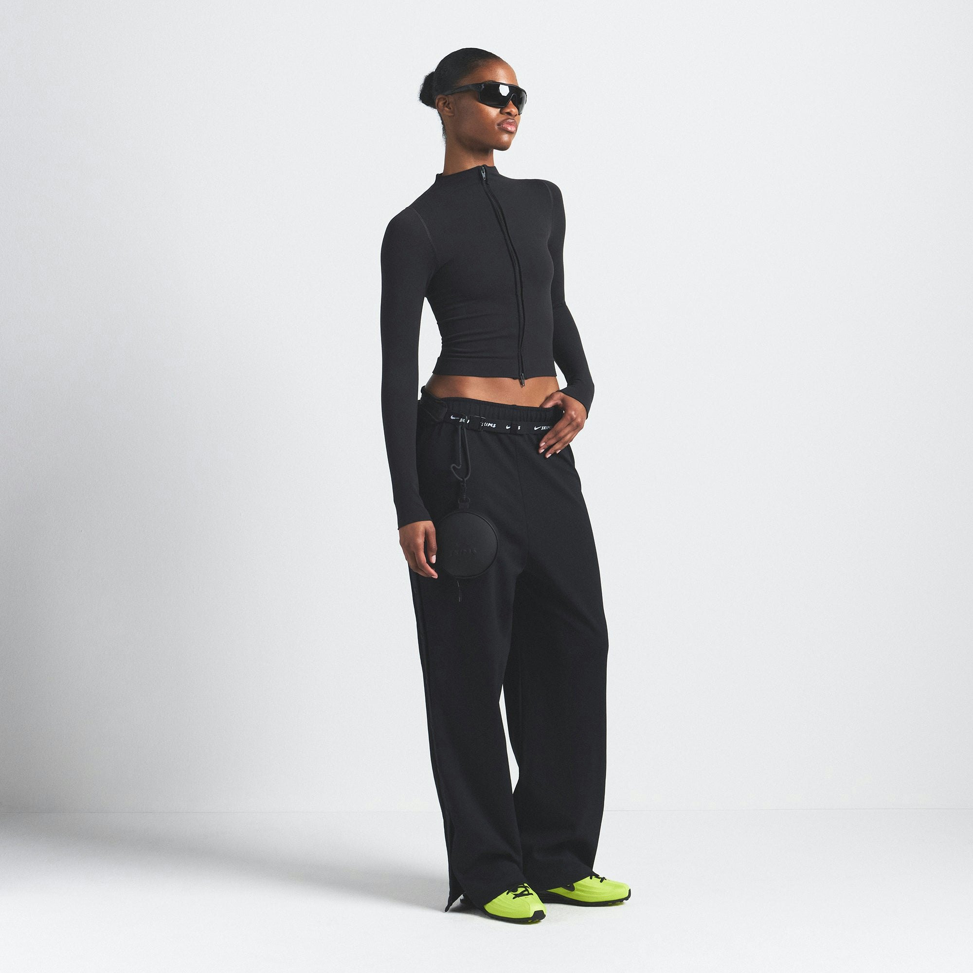 NikeSKIMS VINTAGE SEAMLESS FULL ZIP JACKET | OBSIDIAN ON A MODEL SIDE VIEW @ | FOCUS: 0.0, 1.0, 0.9