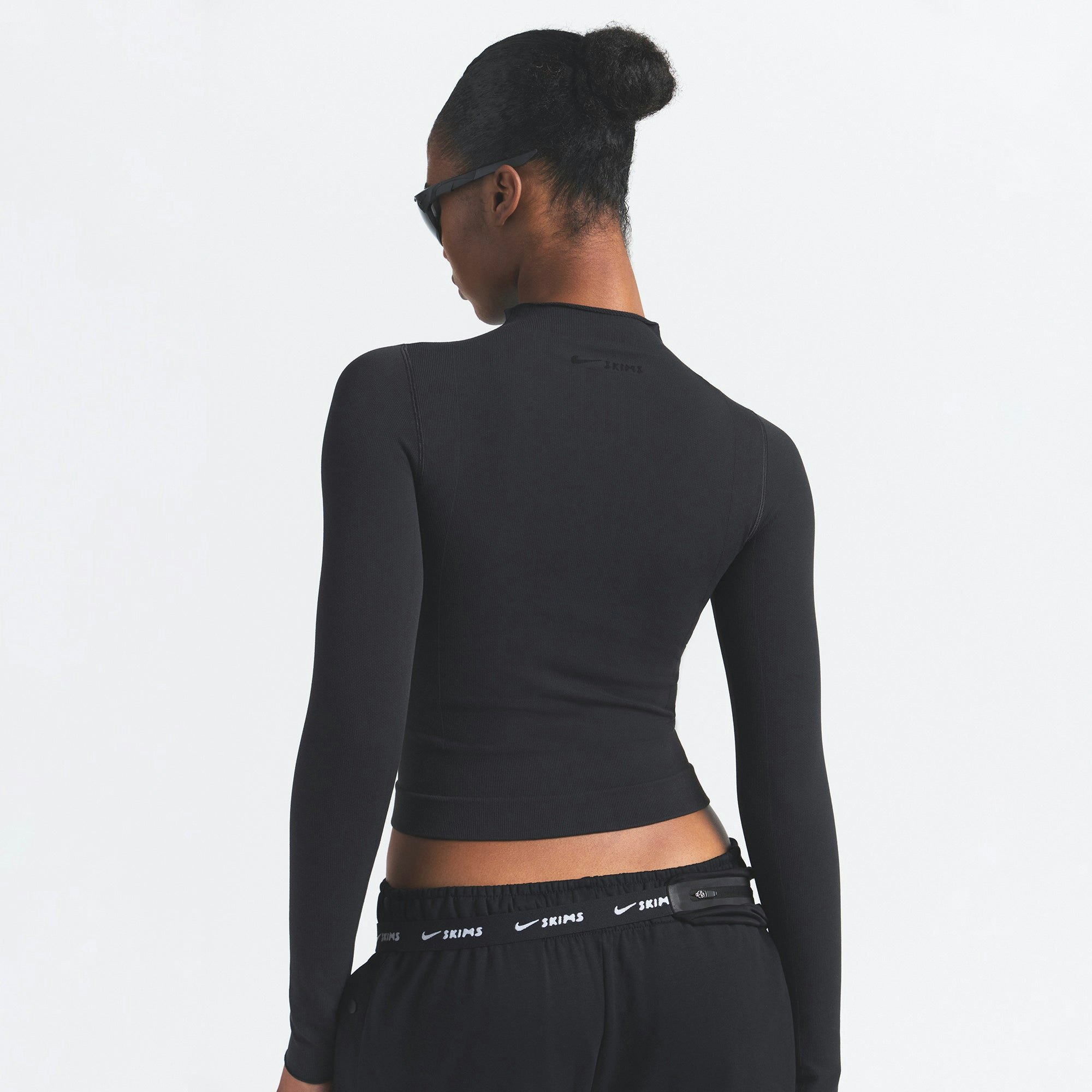 NikeSKIMS VINTAGE SEAMLESS FULL ZIP JACKET | OBSIDIAN ON A MODEL SIDE VIEW @ | FOCUS: 0.0, 1.0, 0.9