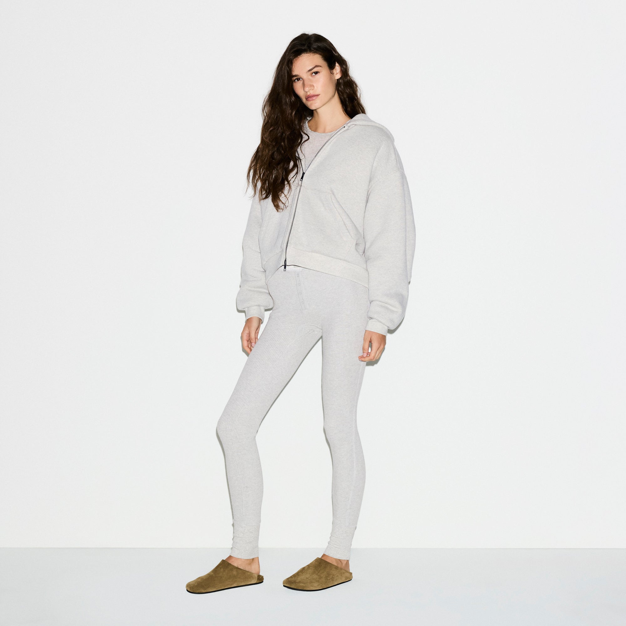 HEAVYWEIGHT FLEECE BOXY ZIP UP HOODIE | HEATHER GREY ON A MODEL FRONT VIEW @ | FOCUS: 0.0, 1.0, 0.9