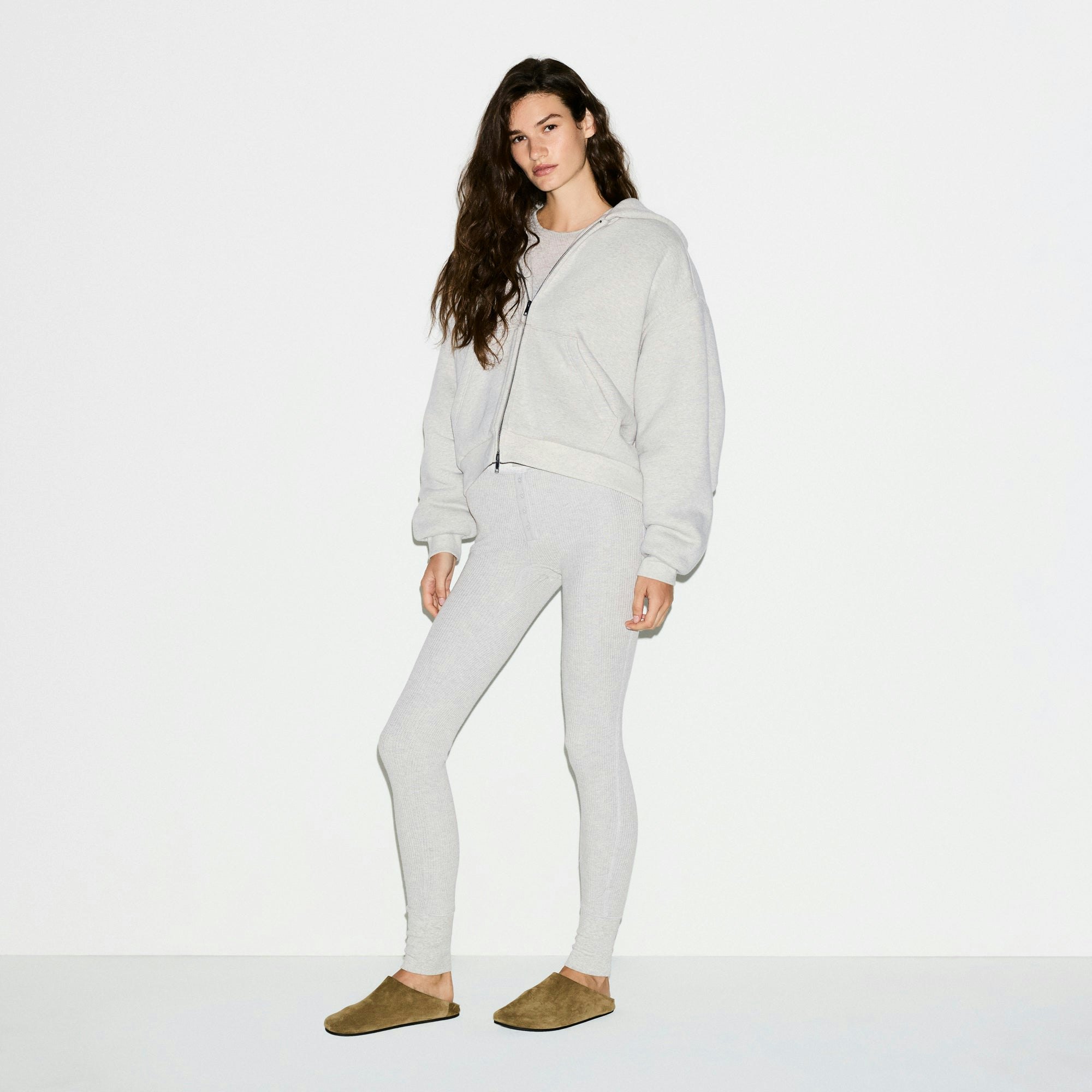 HEAVYWEIGHT FLEECE BOXY ZIP UP HOODIE | HEATHER GREY ON A MODEL FRONT VIEW @ | FOCUS: 0.0, 1.0, 0.9