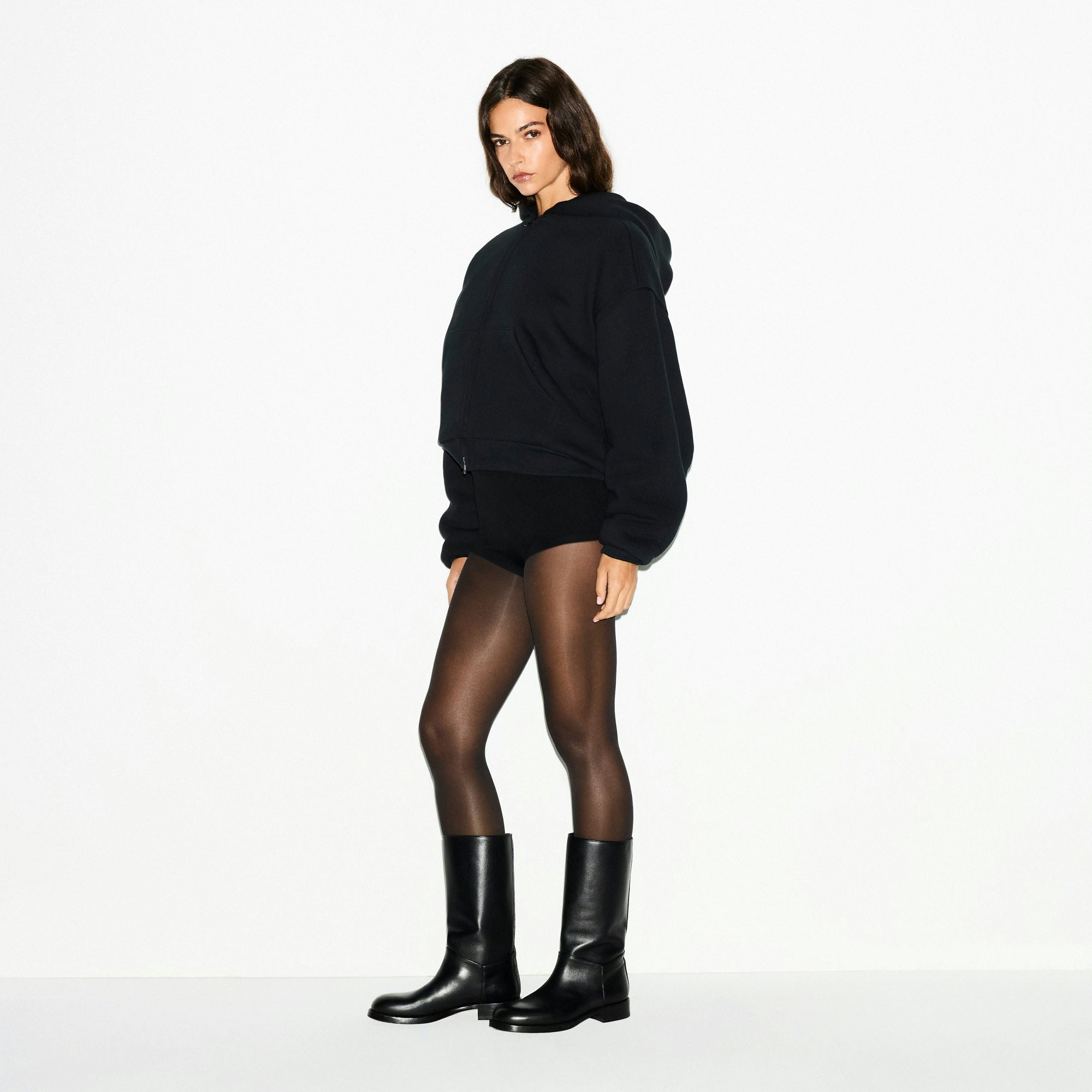 HEAVYWEIGHT FLEECE BOXY ZIP UP HOODIE | ONYX ON A MODEL FRONT VIEW @ | FOCUS: 0.0, 1.0, 0.9