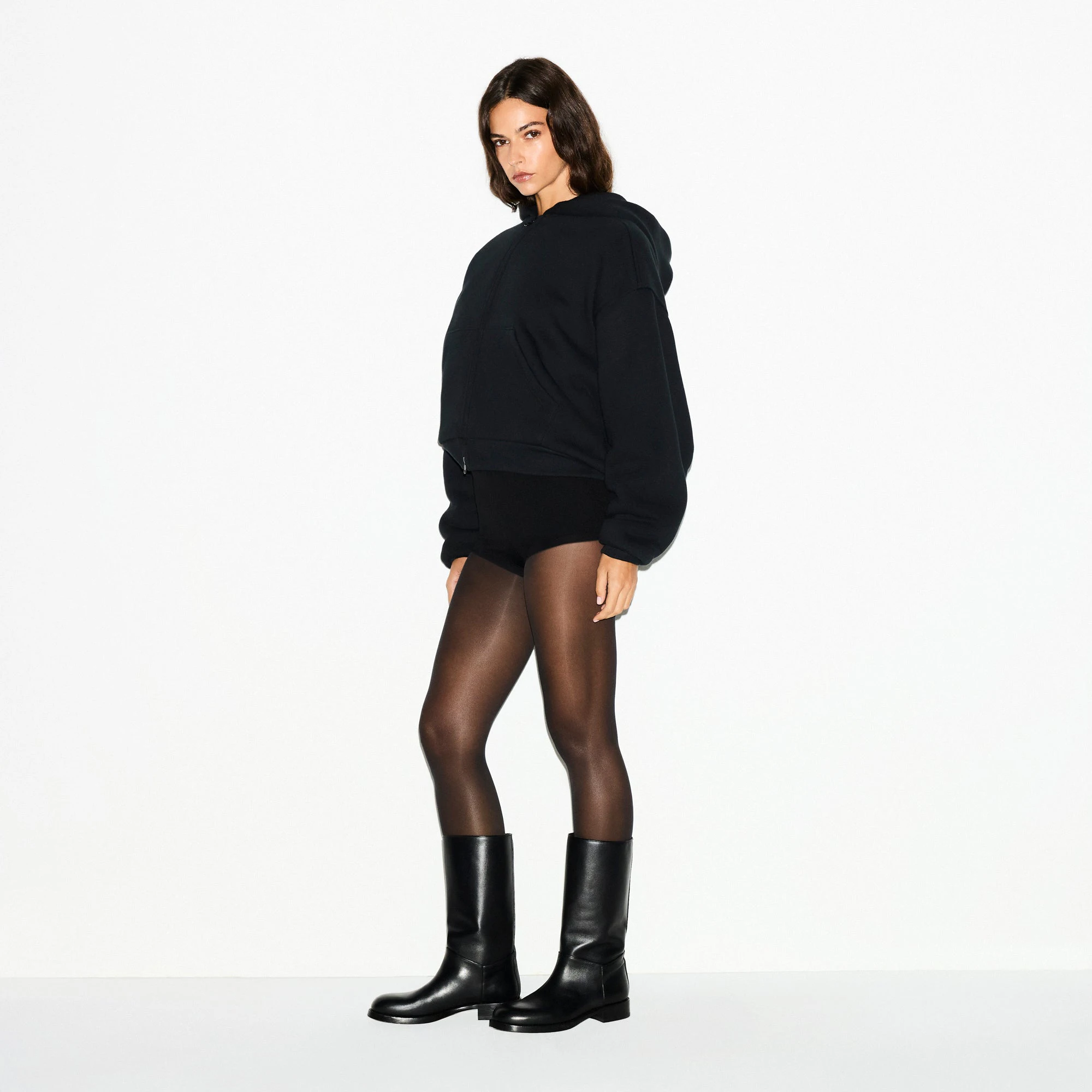 HEAVYWEIGHT FLEECE BOXY ZIP UP HOODIE | ONYX ON A MODEL FRONT VIEW @ | FOCUS: 0.0, 1.0, 0.9