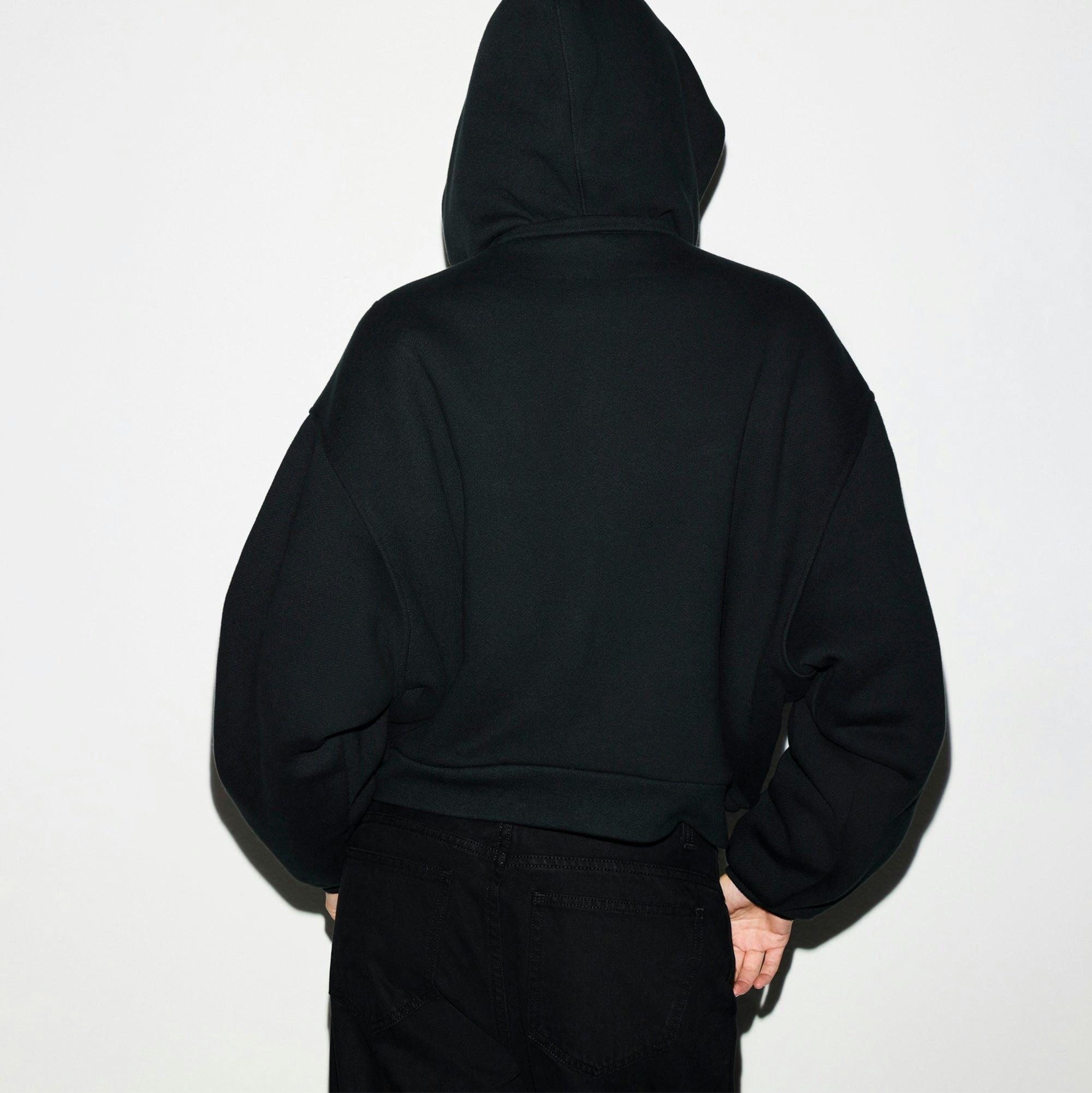 HEAVYWEIGHT FLEECE BOXY ZIP UP HOODIE | ONYX ON A MODEL FRONT VIEW @ | FOCUS: 0.0, 1.0, 0.9