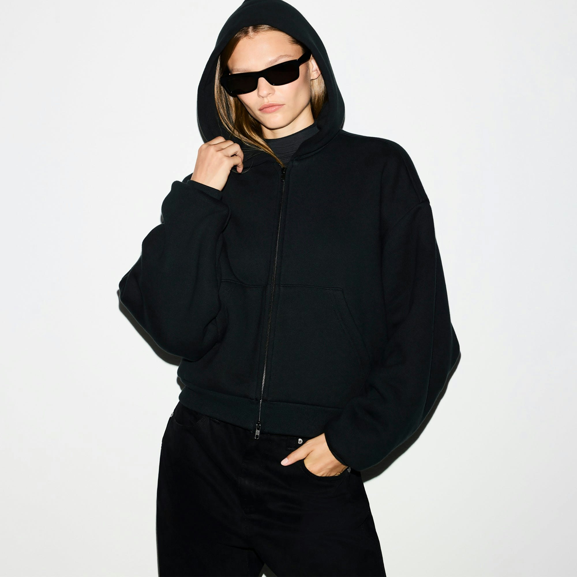 HEAVYWEIGHT FLEECE BOXY ZIP UP HOODIE | ONYX ON A MODEL FRONT VIEW @ | FOCUS: 0.0, 1.0, 0.9