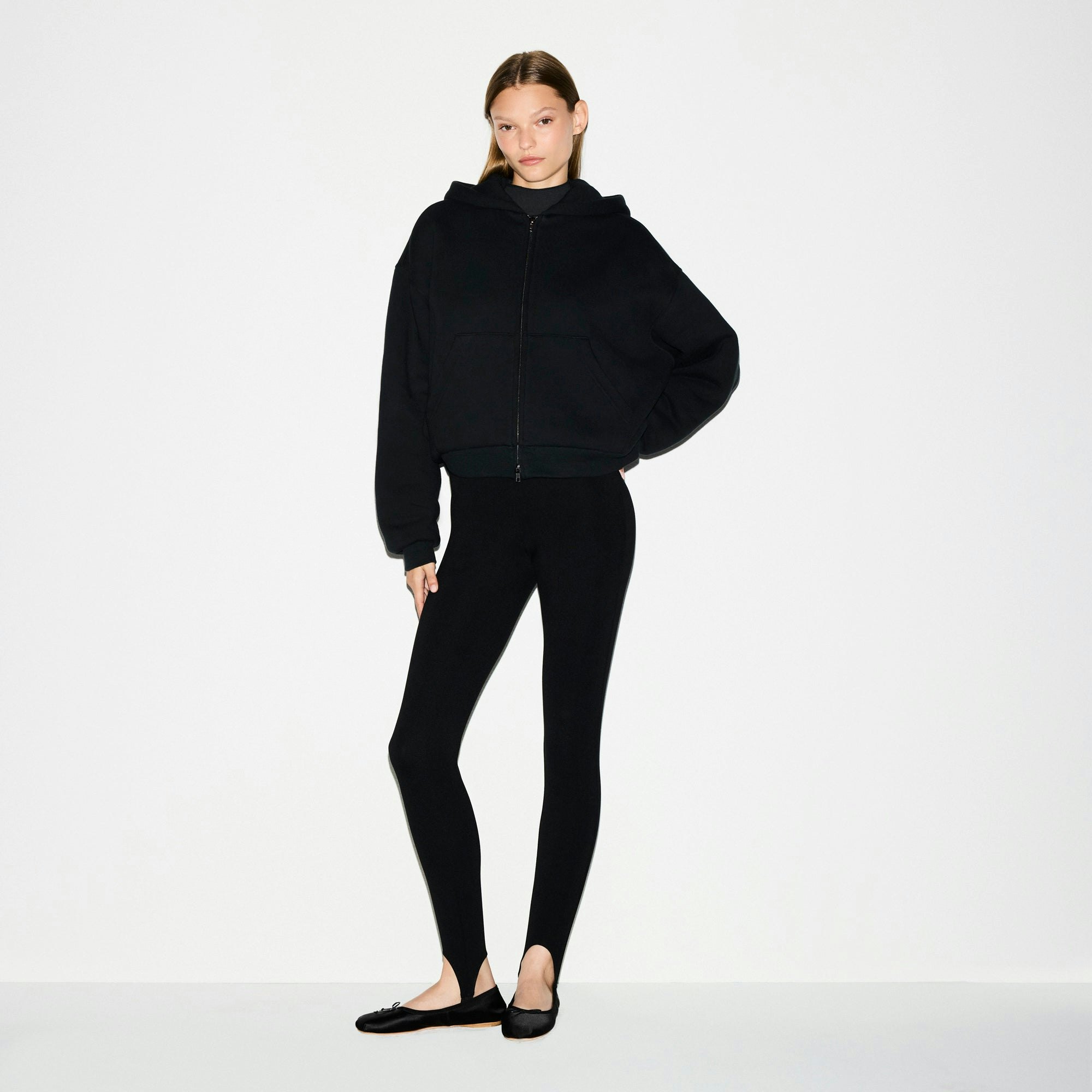 HEAVYWEIGHT FLEECE BOXY ZIP UP HOODIE | ONYX ON A MODEL FRONT VIEW @ | FOCUS: 0.0, 1.0, 0.9