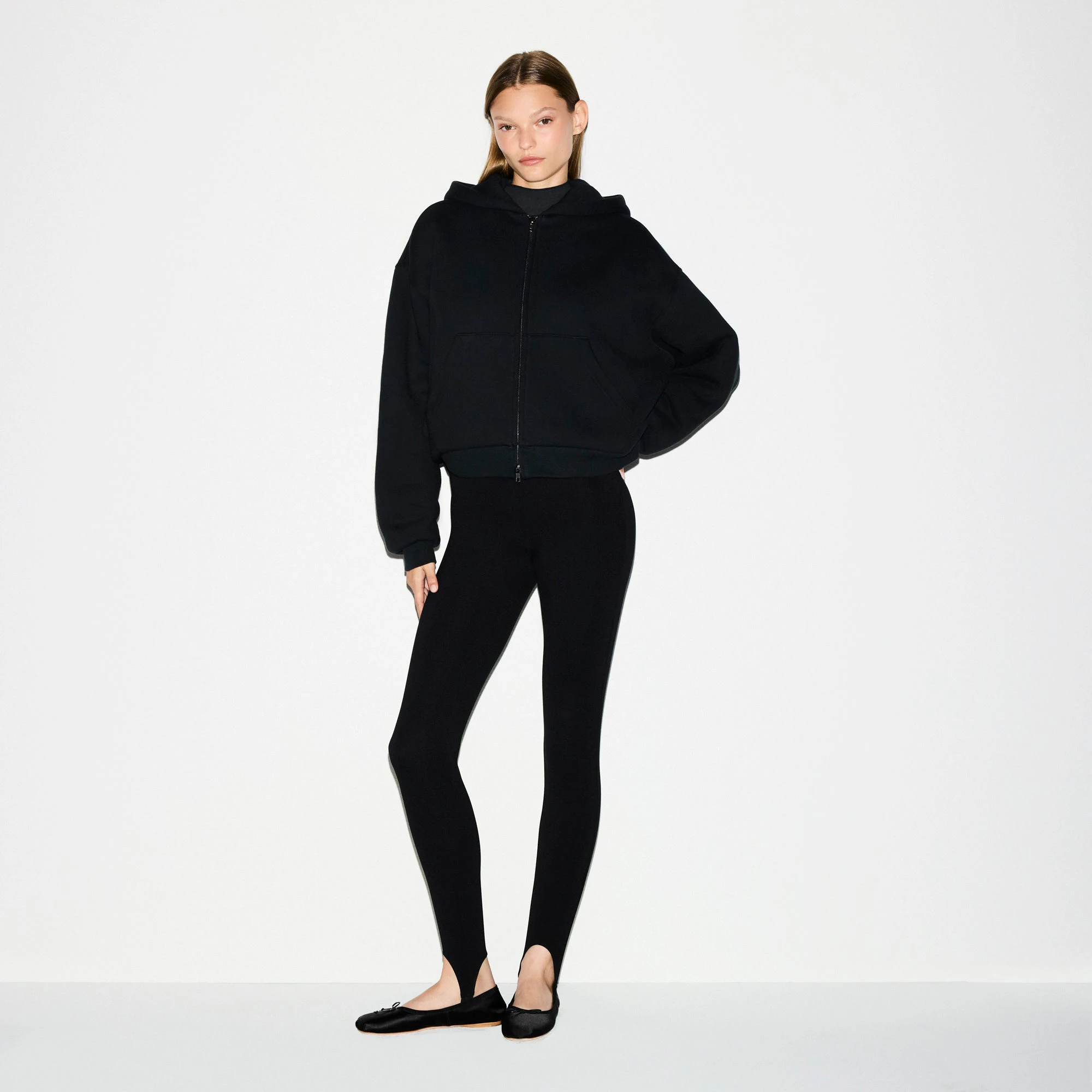 HEAVYWEIGHT FLEECE BOXY ZIP UP HOODIE | ONYX ON A MODEL FRONT VIEW @ | FOCUS: 0.0, 1.0, 0.9