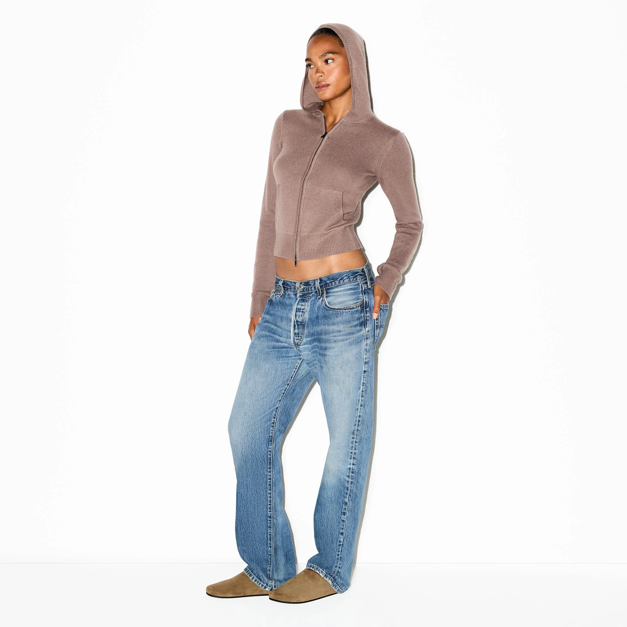 CASHMERE ZIP UP HOODIE | UMBER ON A MODEL FRONT VIEW @ | FOCUS: 0.0, 1.0, 0.9