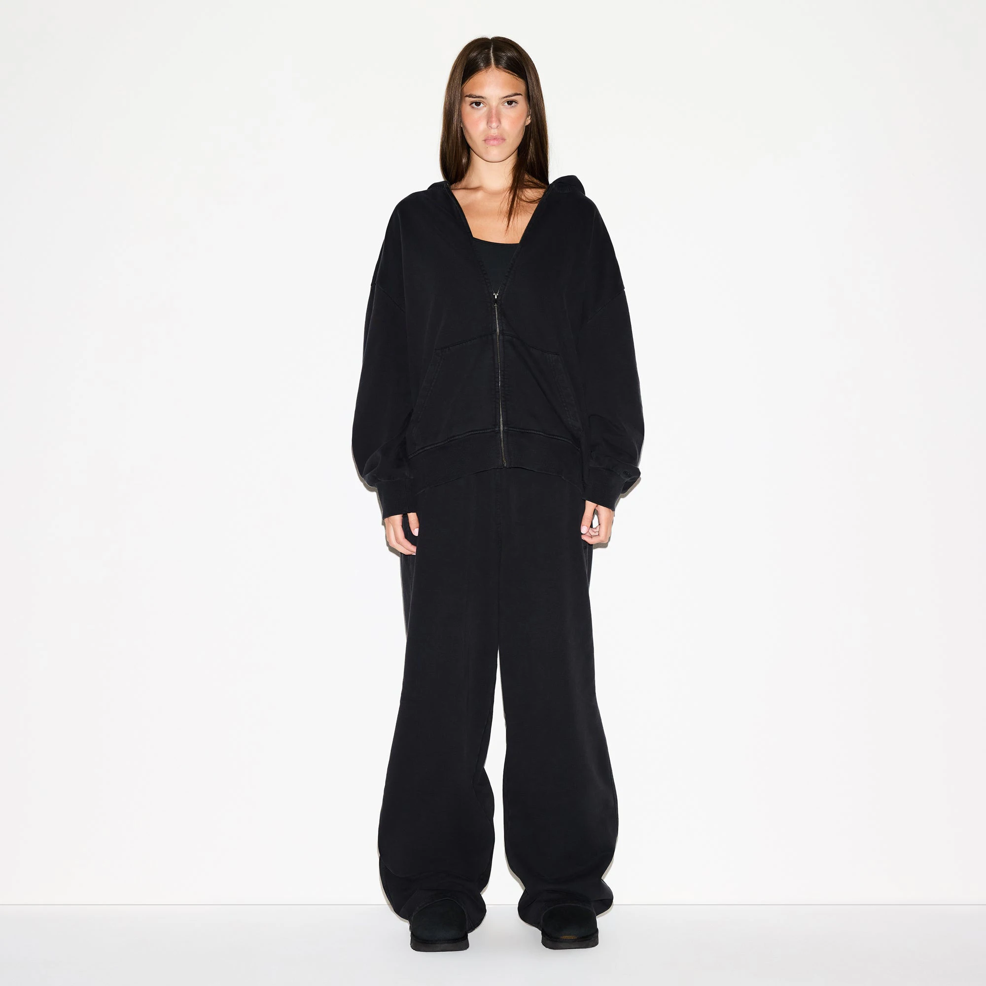 BOYFRIEND FLEECE ZIP UP HOODIE | WASHED ONYX ON A MODEL FRONT VIEW @ | FOCUS: 0.0, 1.0, 0.9