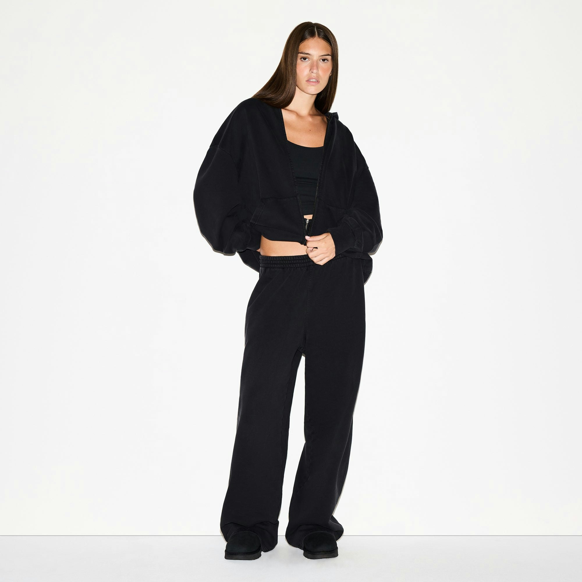 BOYFRIEND FLEECE ZIP UP HOODIE | WASHED ONYX ON A MODEL FRONT VIEW @ | FOCUS: 0.0, 1.0, 0.9
