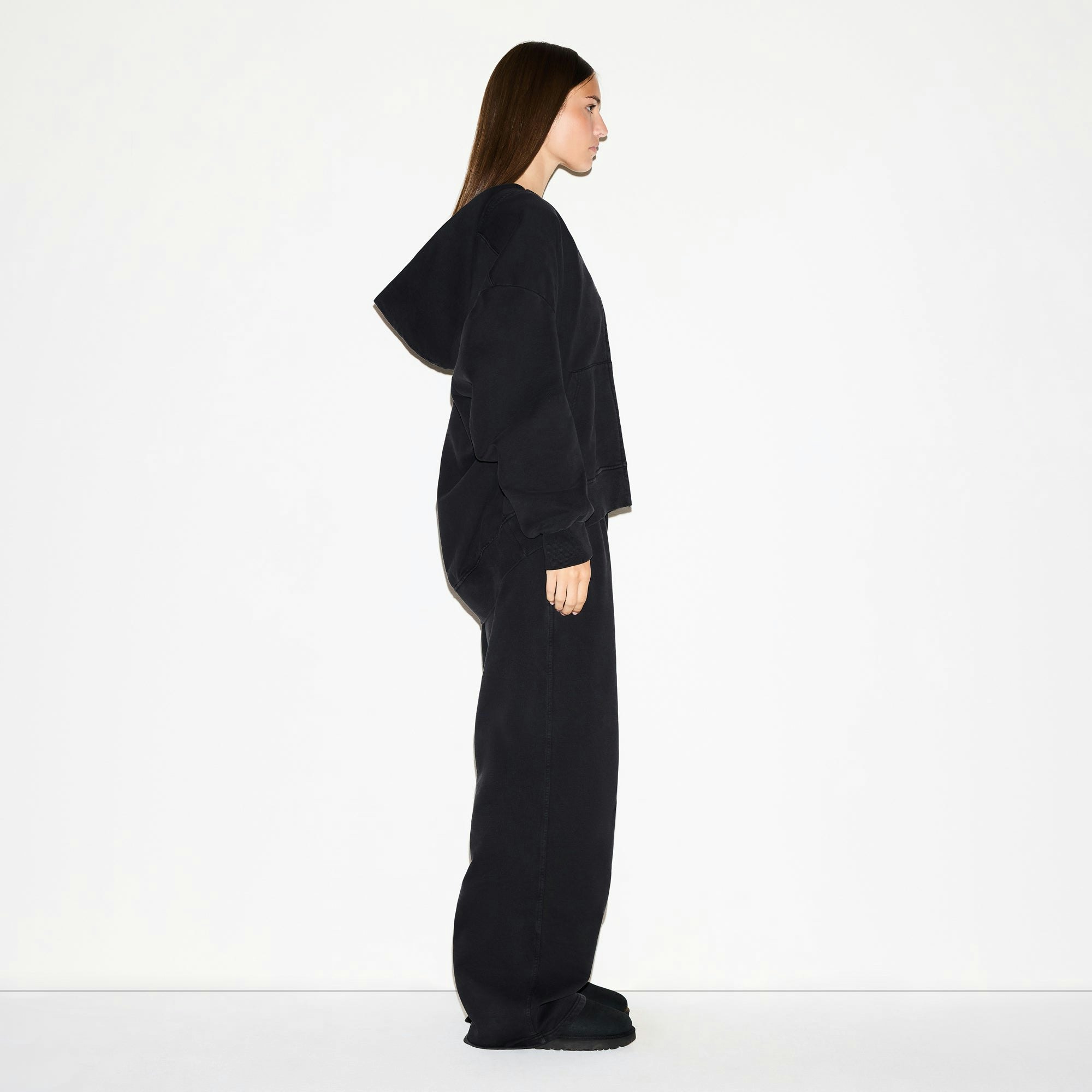 BOYFRIEND FLEECE ZIP UP HOODIE | WASHED ONYX ON A MODEL FRONT VIEW @ | FOCUS: 0.0, 1.0, 0.9