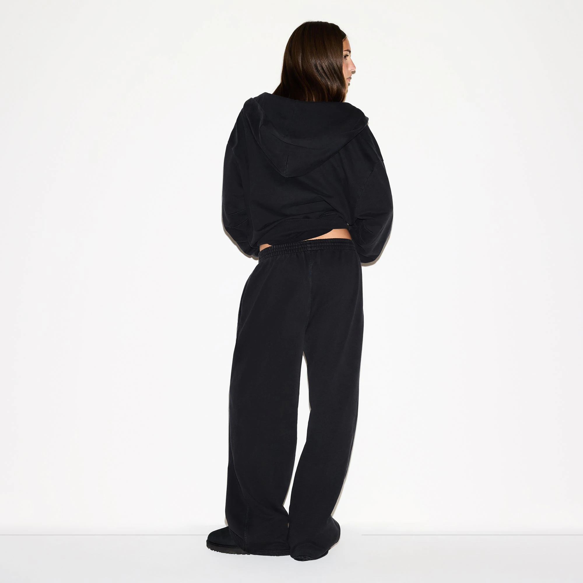 BOYFRIEND FLEECE ZIP UP HOODIE | WASHED ONYX ON A MODEL FRONT VIEW @ | FOCUS: 0.0, 1.0, 0.9