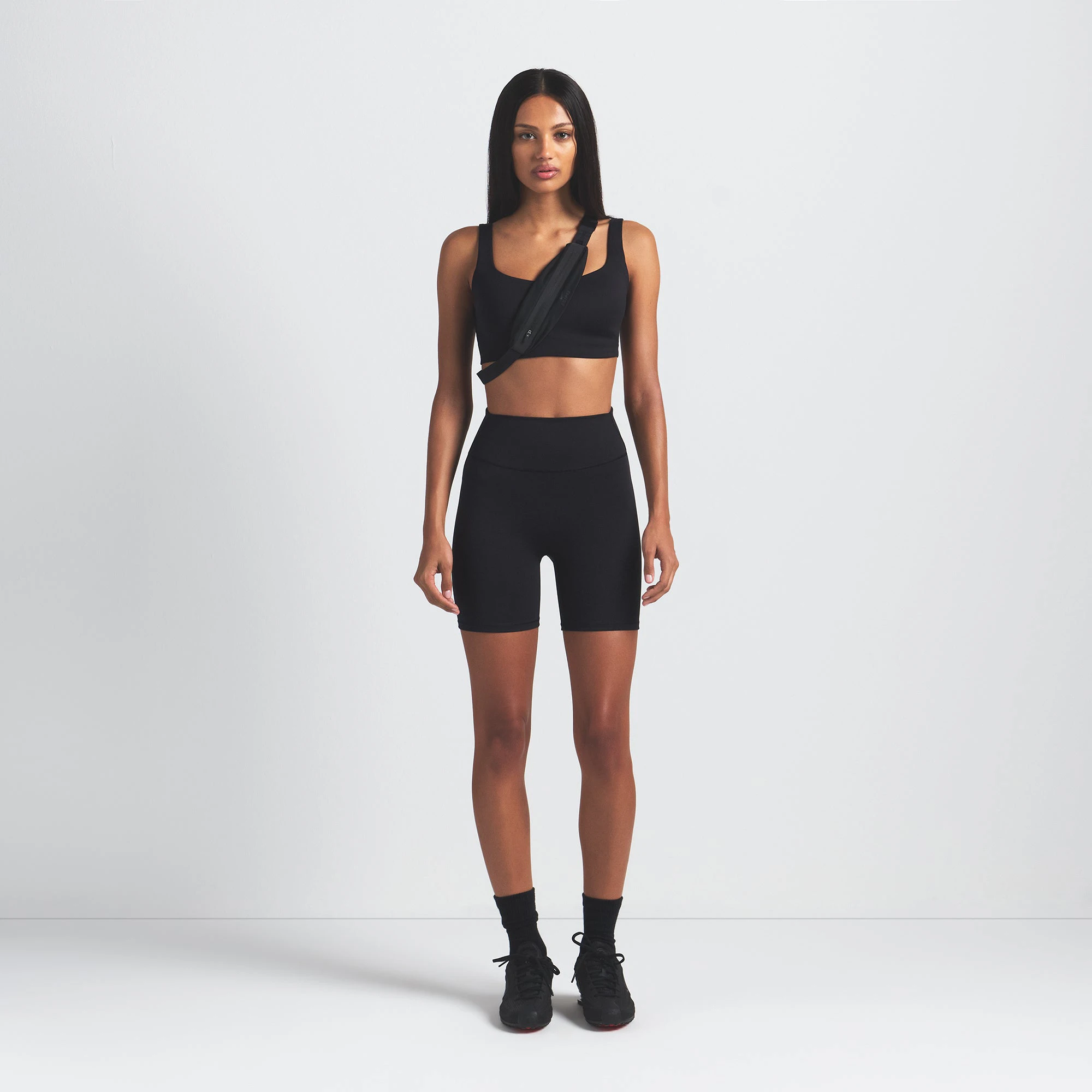 NikeSKIMS MATTE SCOOP NECK BRA | OBSIDIAN ON A MODEL FRONT VIEW @ | FOCUS: 0.9, 0.1, 0.7