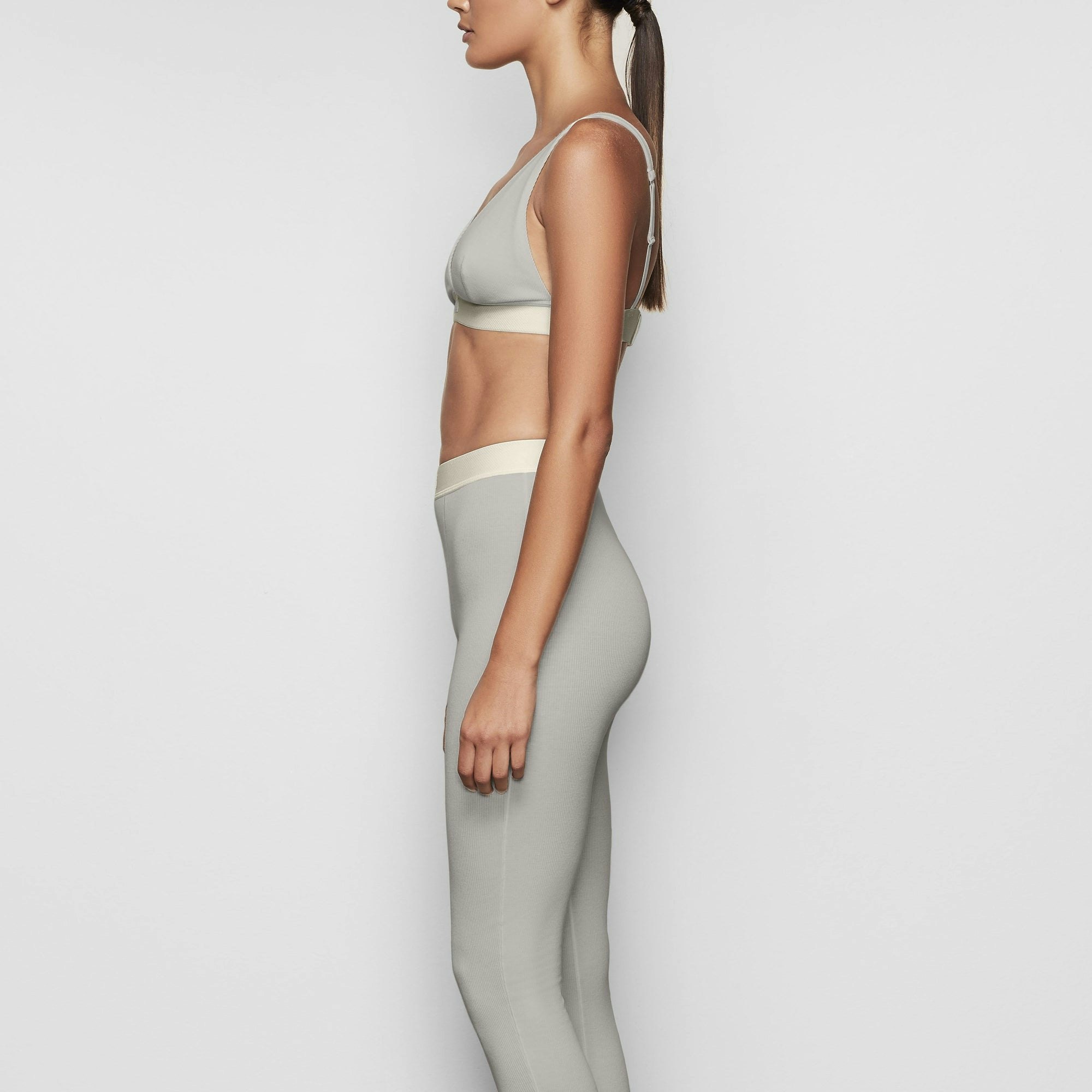 A MODEL STANDS SIDEWAYS SHOWING THE PROFILE OF THE COTTON RIB LEGGING | MINERAL