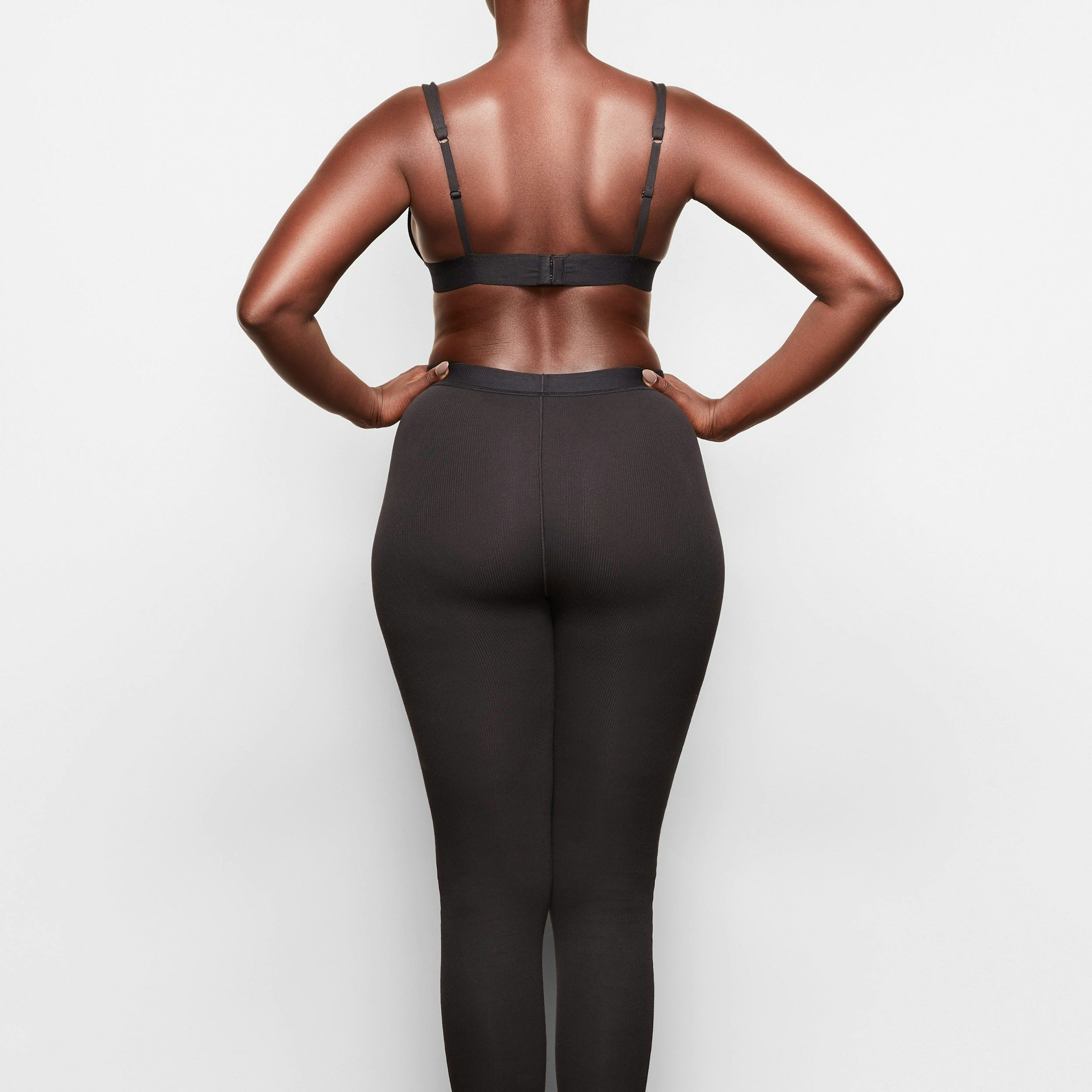 COTTON RIB LEGGING WORN BY A MODEL IN BACK VIEW