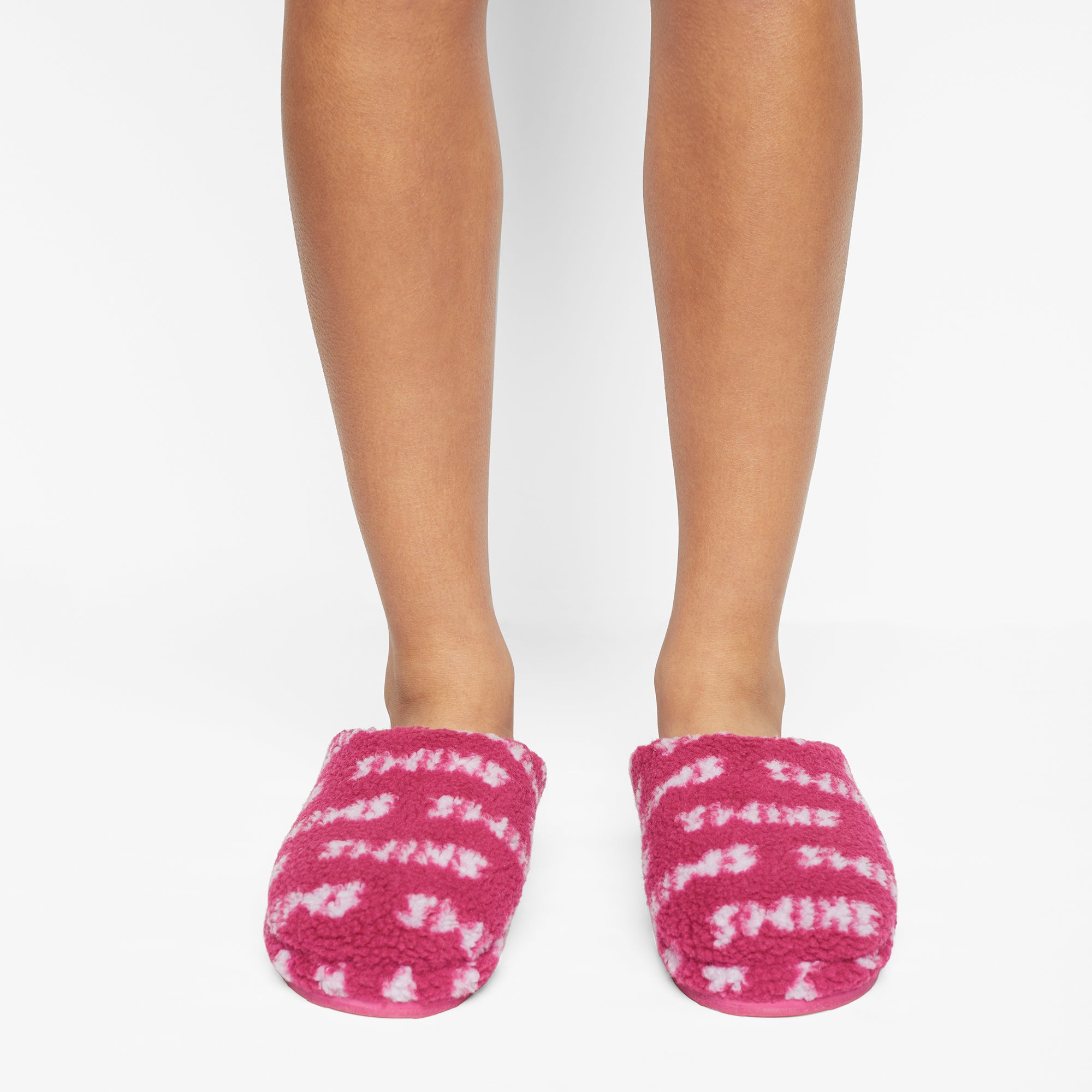 TEDDY SHERPA SLIPPER WORN BY A MODEL IN FRONT VIEW