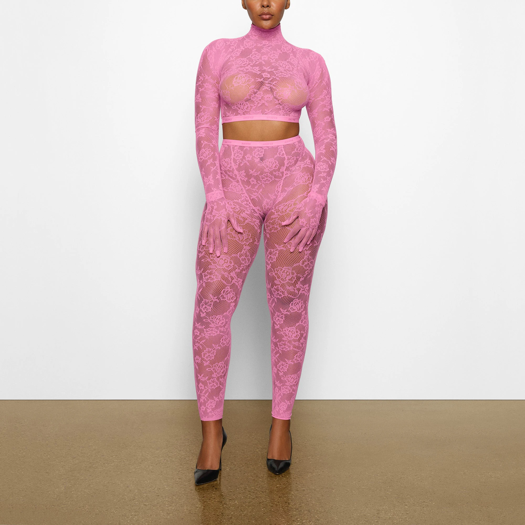 KNIT LACE GLOVES WORN BY A MODEL IN FRONT VIEW