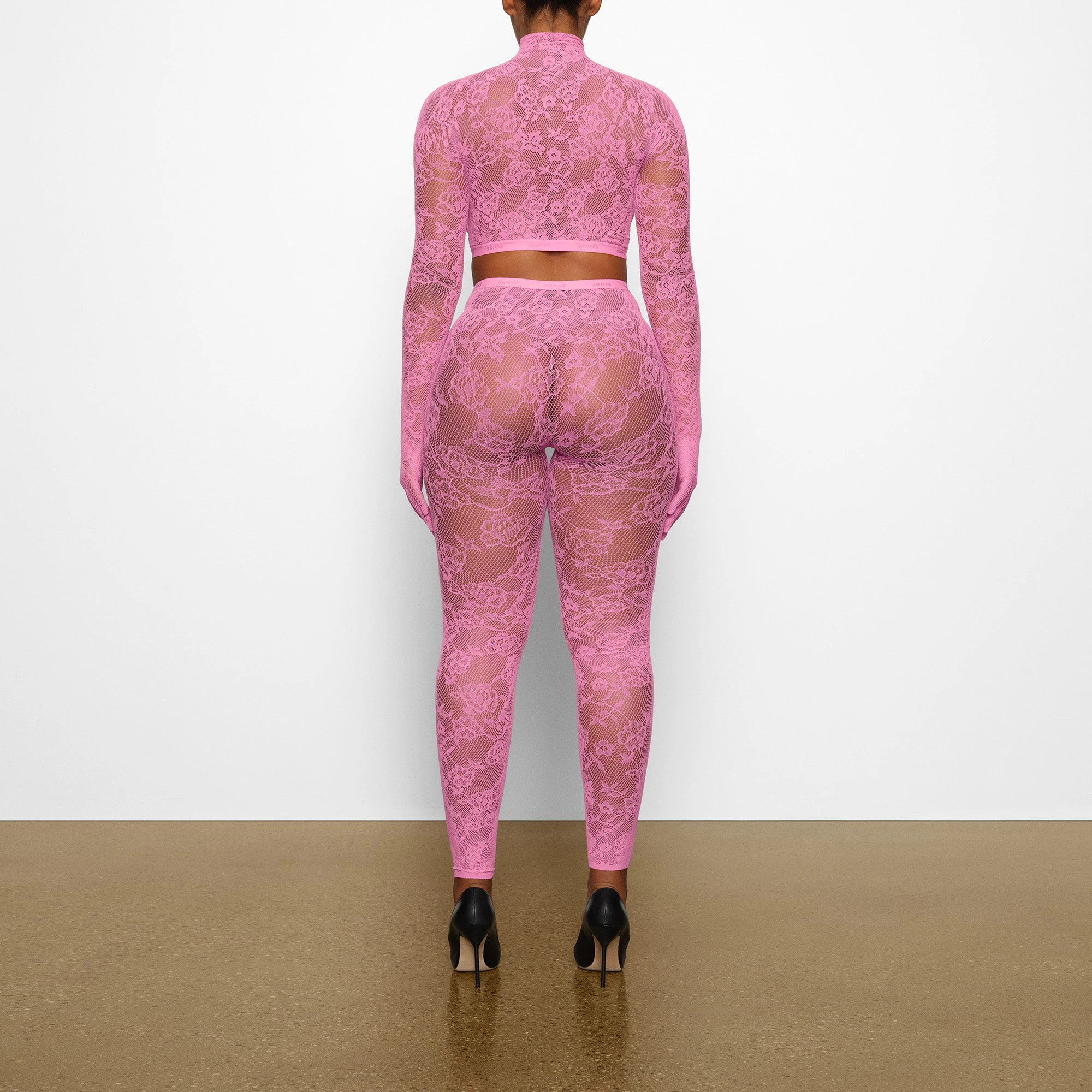 KNIT LACE GLOVES WORN BY A MODEL IN BACK VIEW