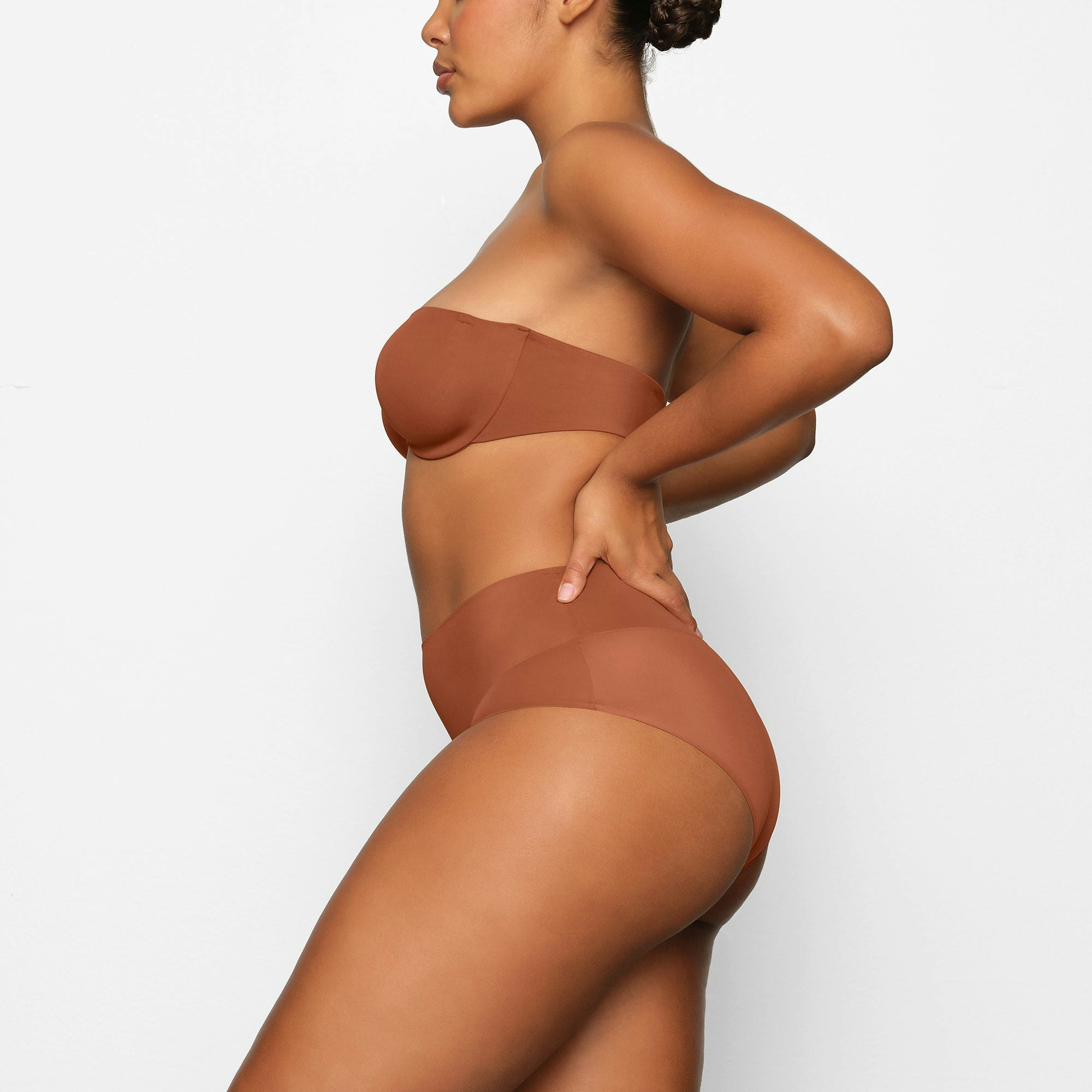 SMOOTHING STRAPLESS BRA WORN BY A MODEL IN SIDE VIEW