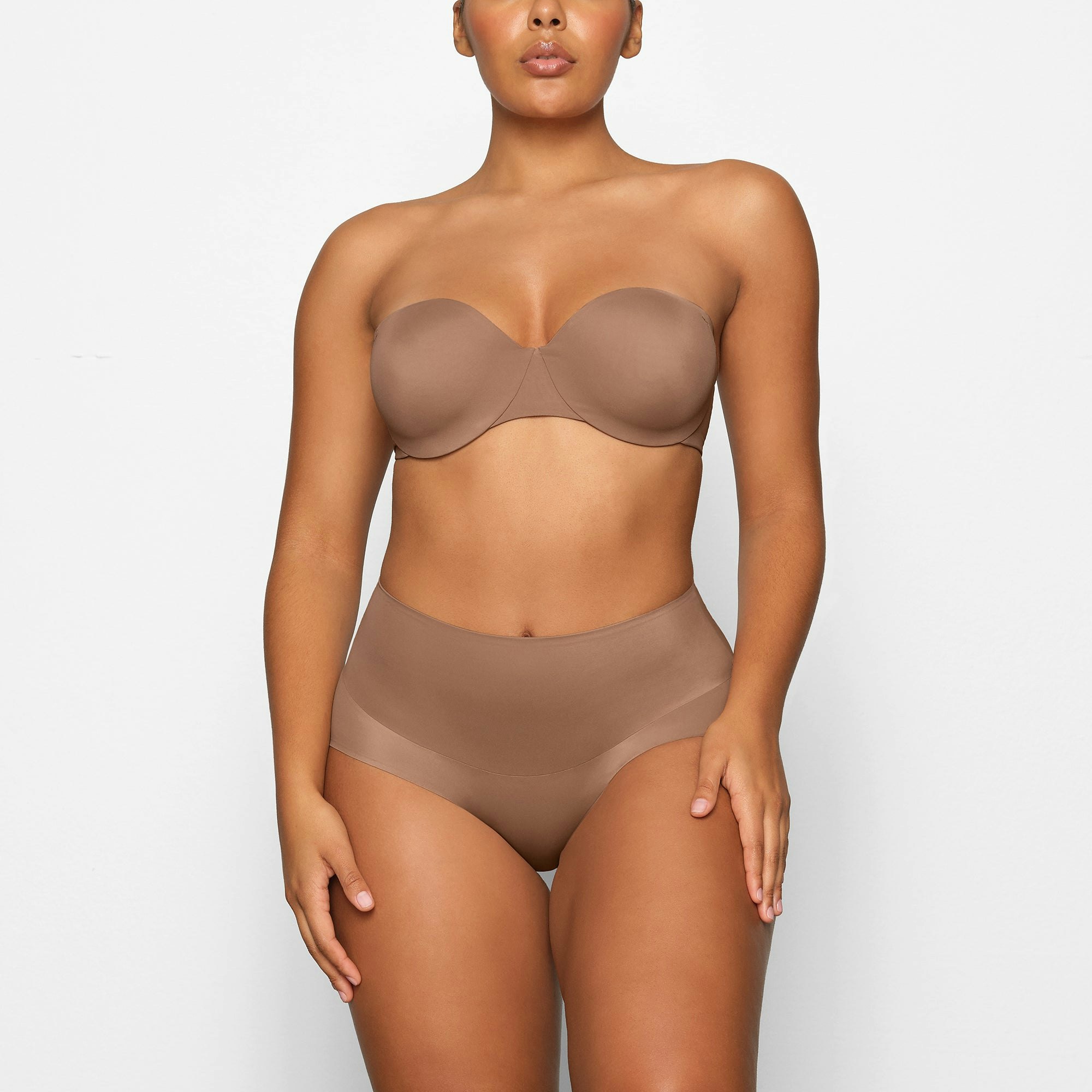 SMOOTHING STRAPLESS BRA WORN BY A MODEL IN FRONT VIEW