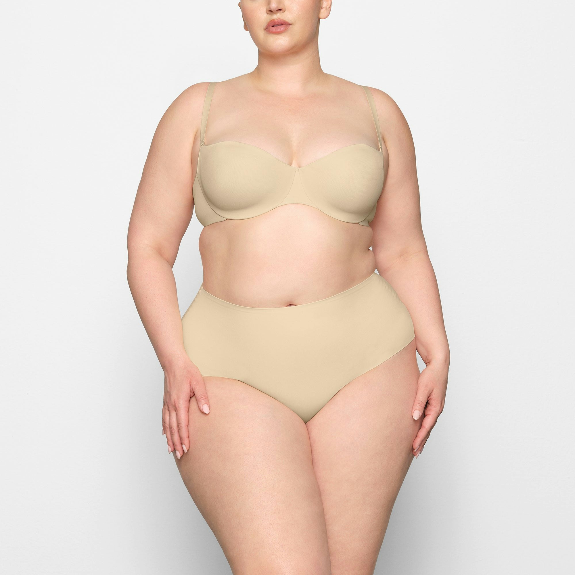 SMOOTHING STRAPLESS BRA WORN BY A MODEL IN FRONT VIEW