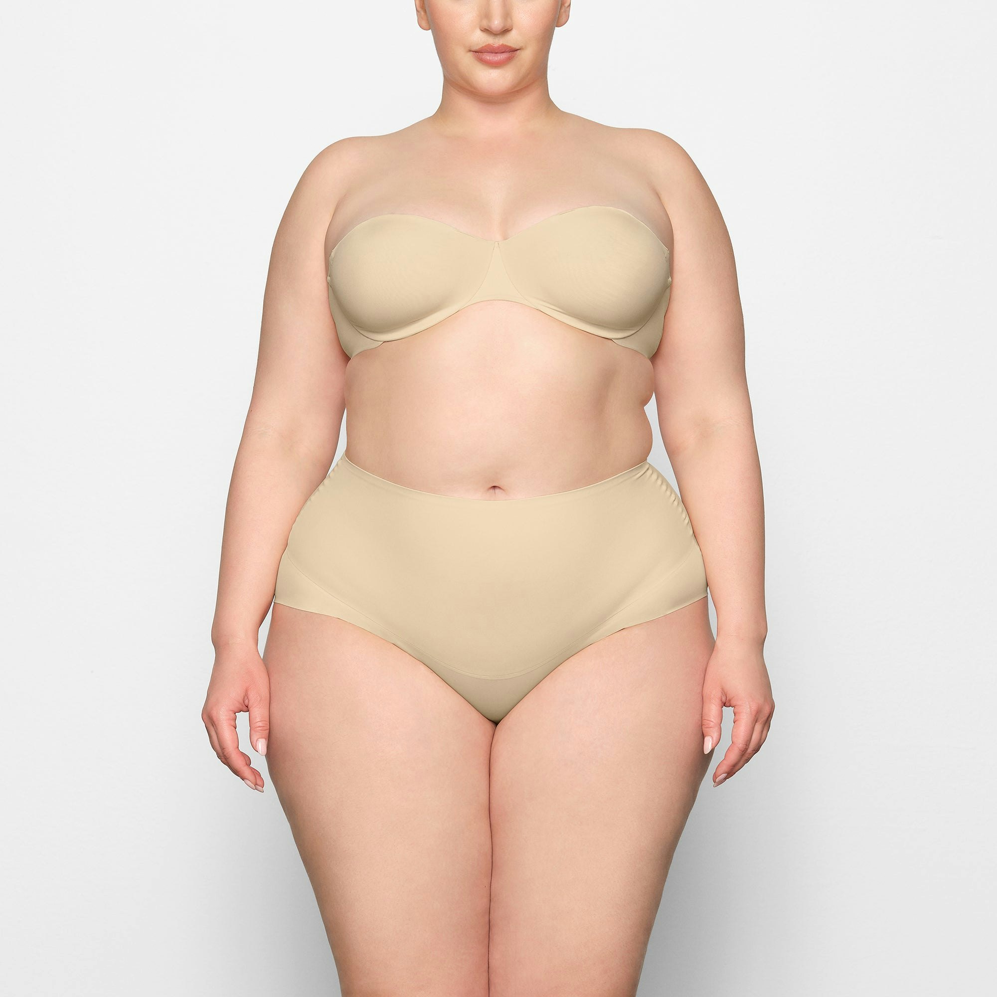 SMOOTHING STRAPLESS BRA WORN BY A MODEL IN FRONT VIEW