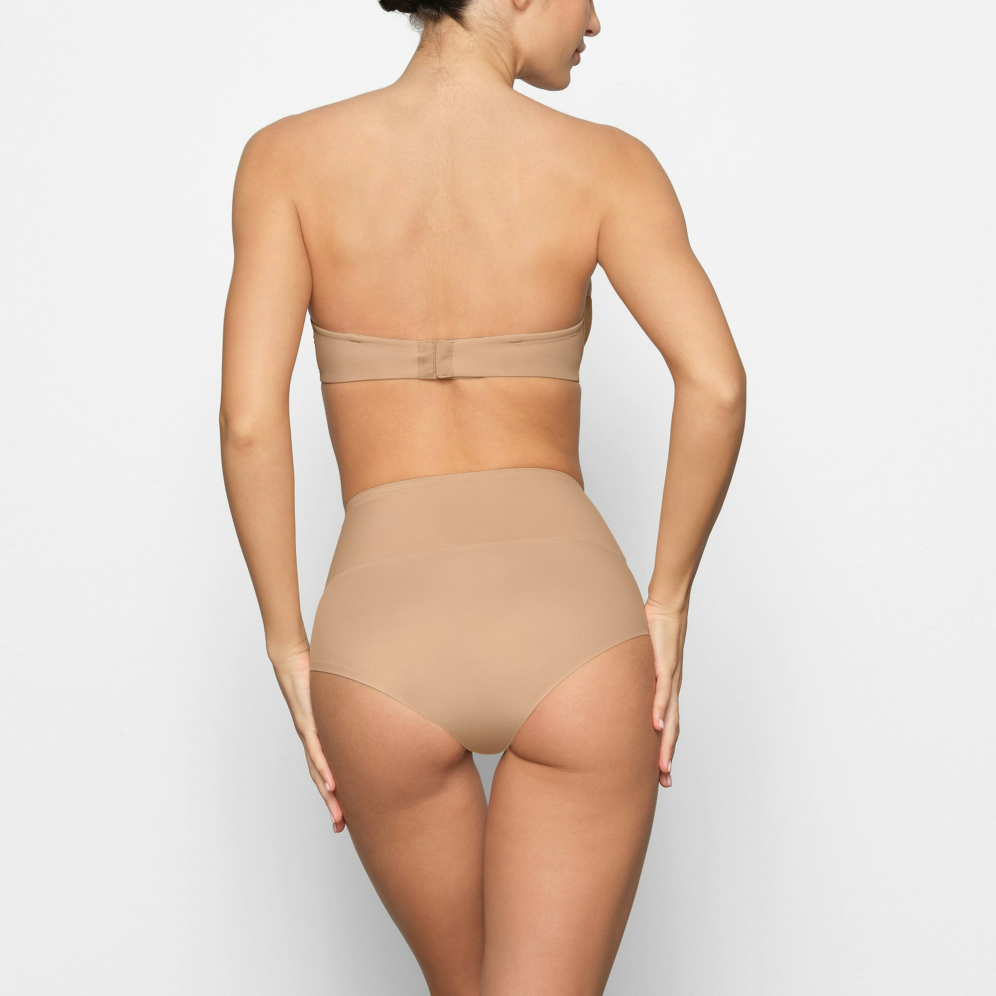 SMOOTHING STRAPLESS BRA ON A MODEL BACK VIEW