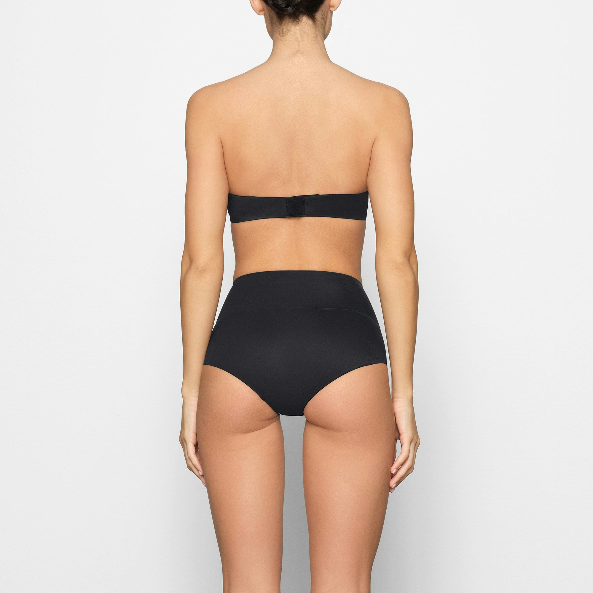 SMOOTHING STRAPLESS BRA ON A MODEL BACK VIEW