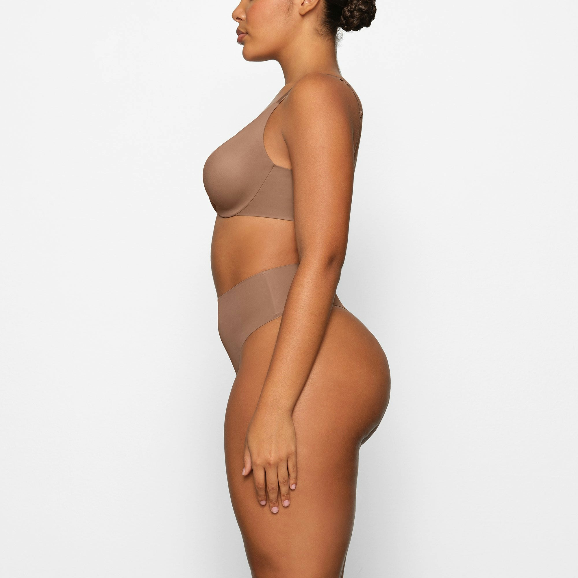 SMOOTHING FULL COVERAGE BRA WORN BY A MODEL IN SIDE VIEW
