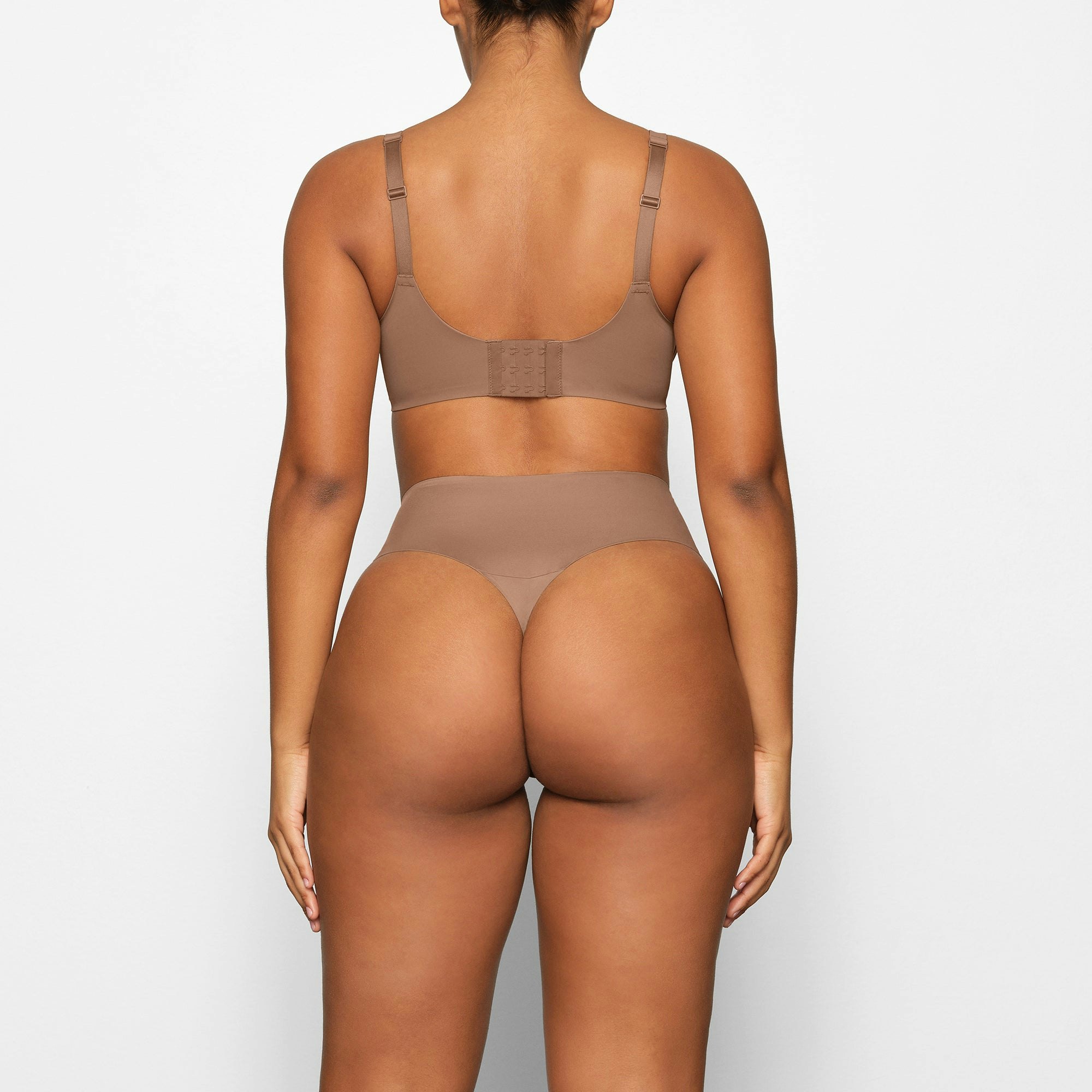 SMOOTHING FULL COVERAGE BRA ON A MODEL BACK VIEW