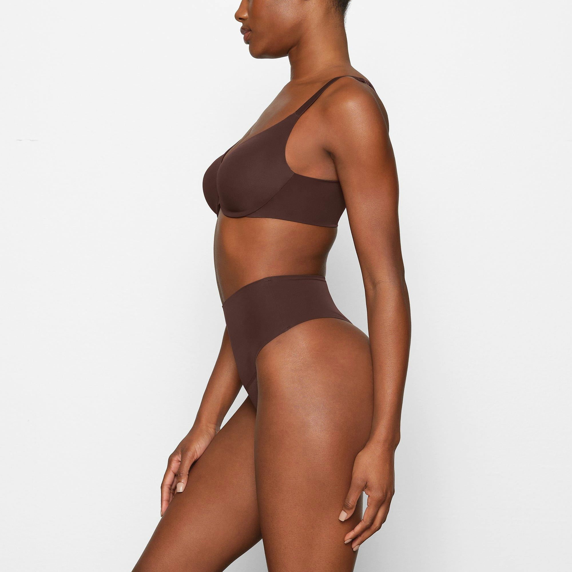 SMOOTHING FULL COVERAGE BRA WORN BY A MODEL IN SIDE VIEW