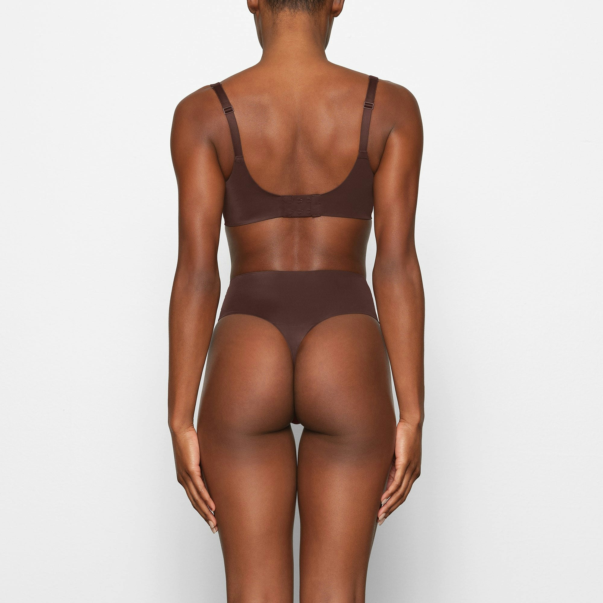 SMOOTHING FULL COVERAGE BRA ON A MODEL BACK VIEW
