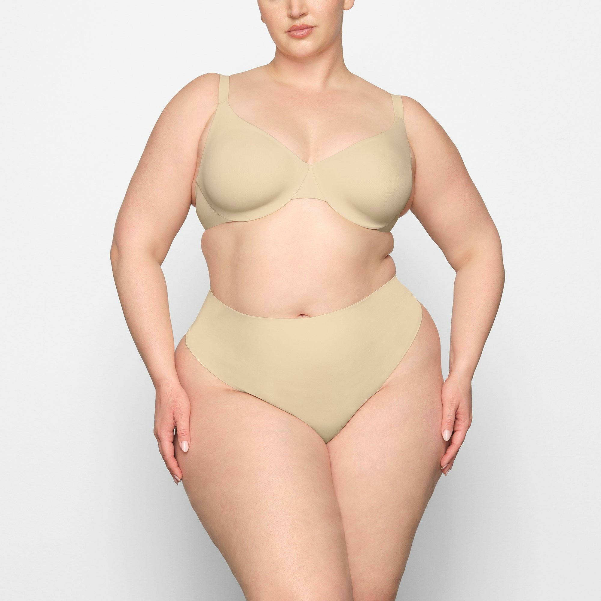 SMOOTHING FULL COVERAGE BRA WORN BY A MODEL IN FRONT VIEW