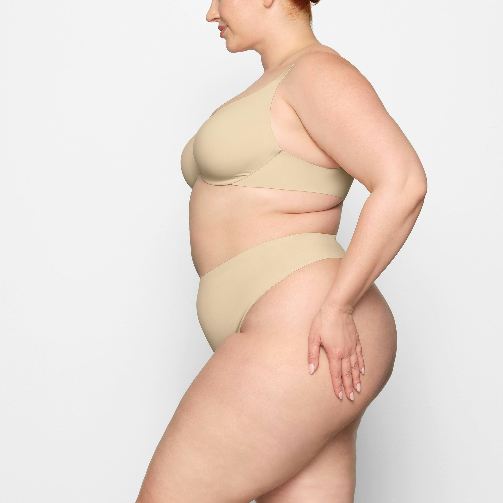 SMOOTHING FULL COVERAGE BRA WORN BY A MODEL IN SIDE VIEW