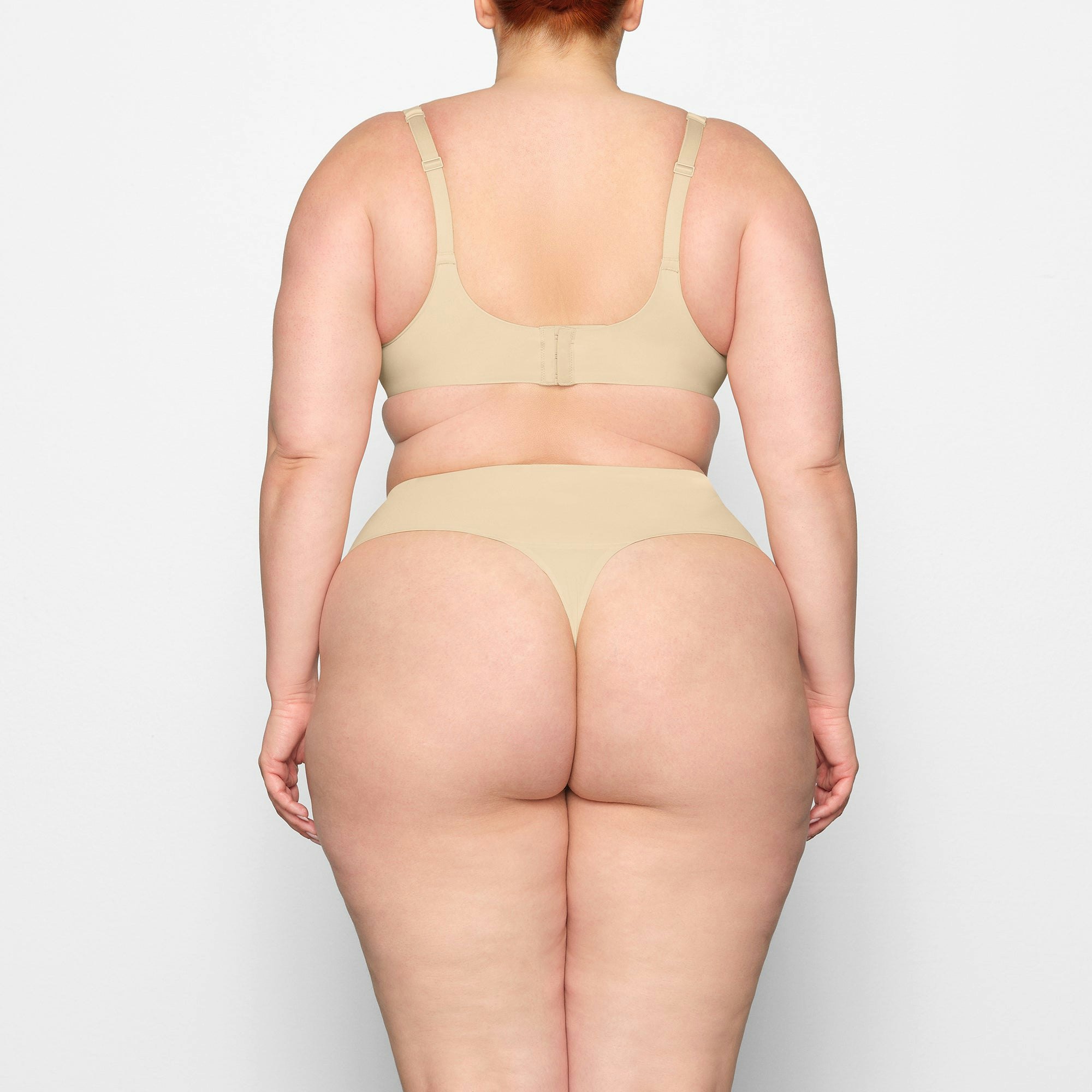 SMOOTHING FULL COVERAGE BRA ON A MODEL BACK VIEW