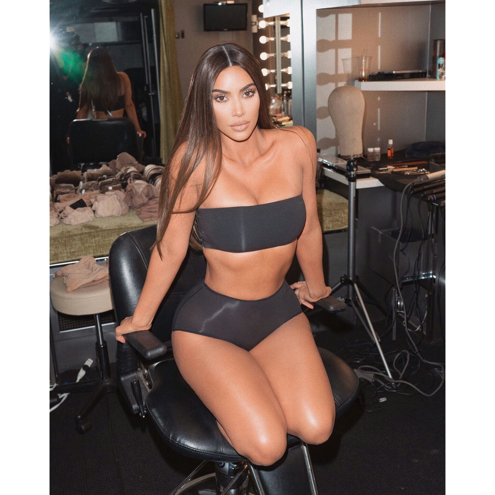 FITS EVERYBODY BANDEAU BRA SHOWN ON A MODEL IN A CAMPAIGN PHOTOSHOOT