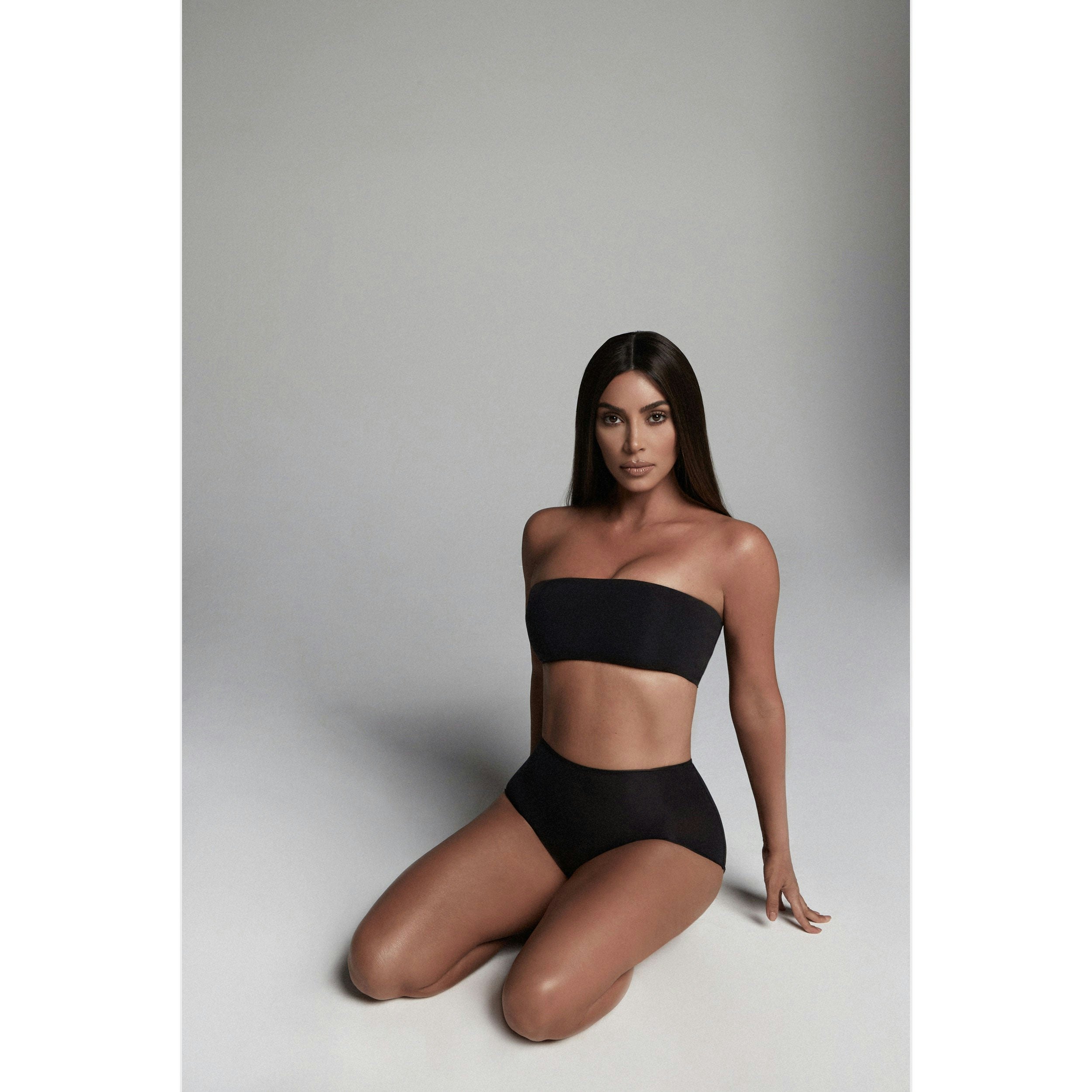 FITS EVERYBODY BANDEAU BRA SHOWN ON A CAMPAIGN PHOTOSHOOT