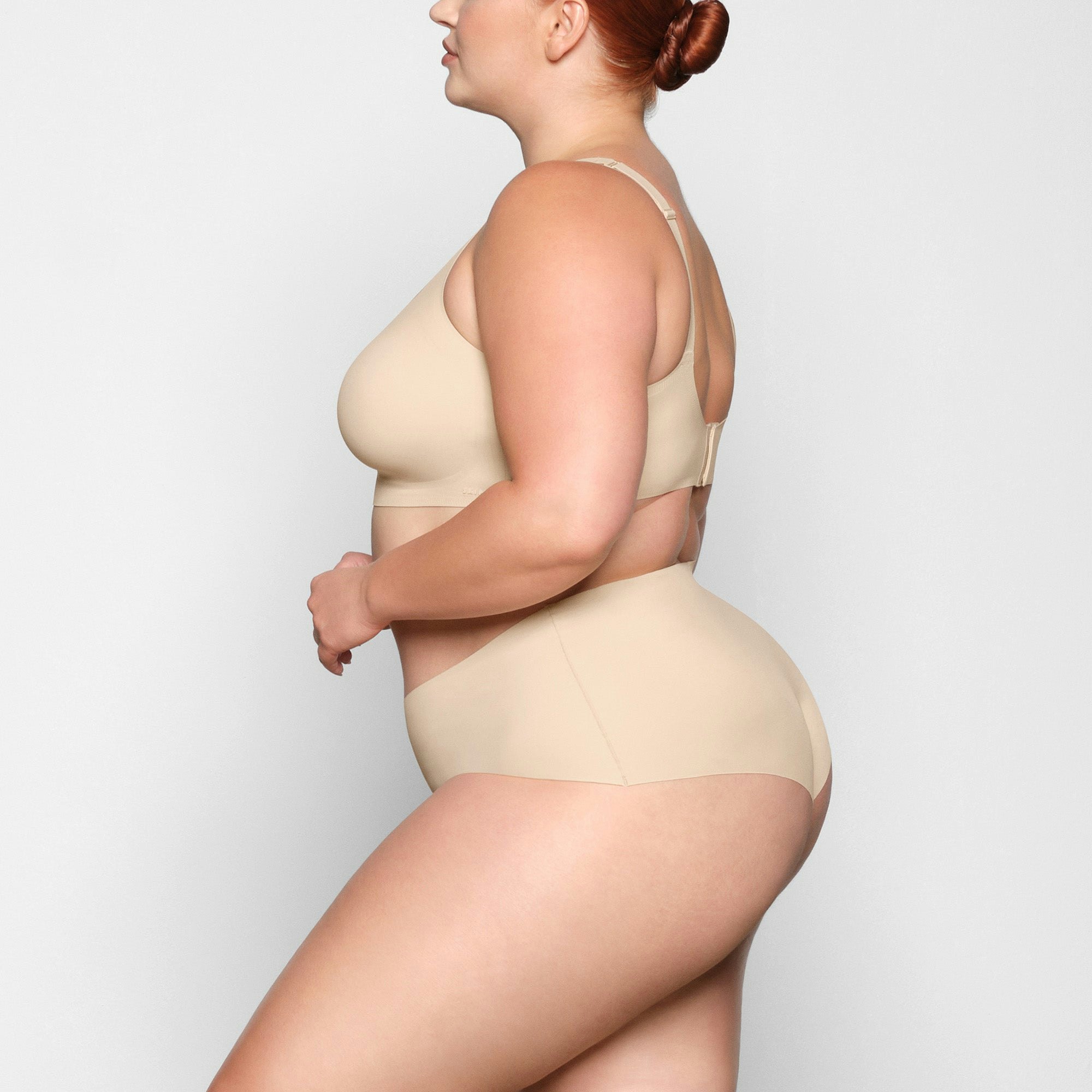 NAKED SCOOP BRA WORN BY A MODEL IN SIDE VIEW