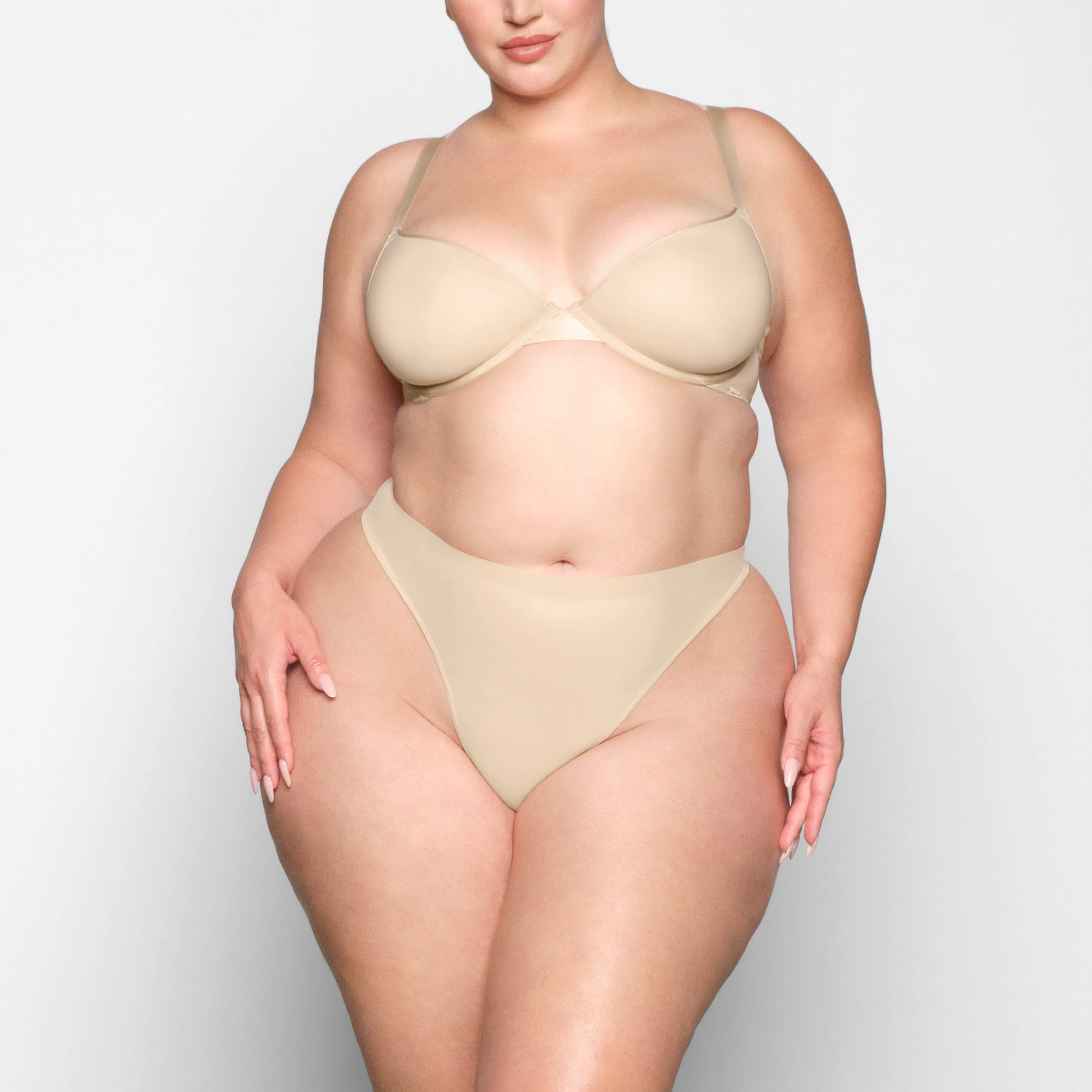 WEIGHTLESS DEMI BRA WORN BY A MODEL IN FRONT VIEW