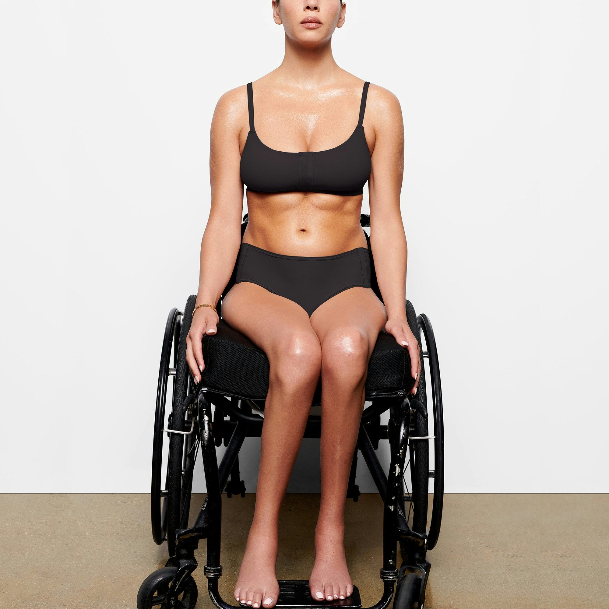 FITS EVERYBODY ADAPTIVE SNAP DOWN SCOOP BRALETTE | FOCUS: 0.1, 1, 0.9
