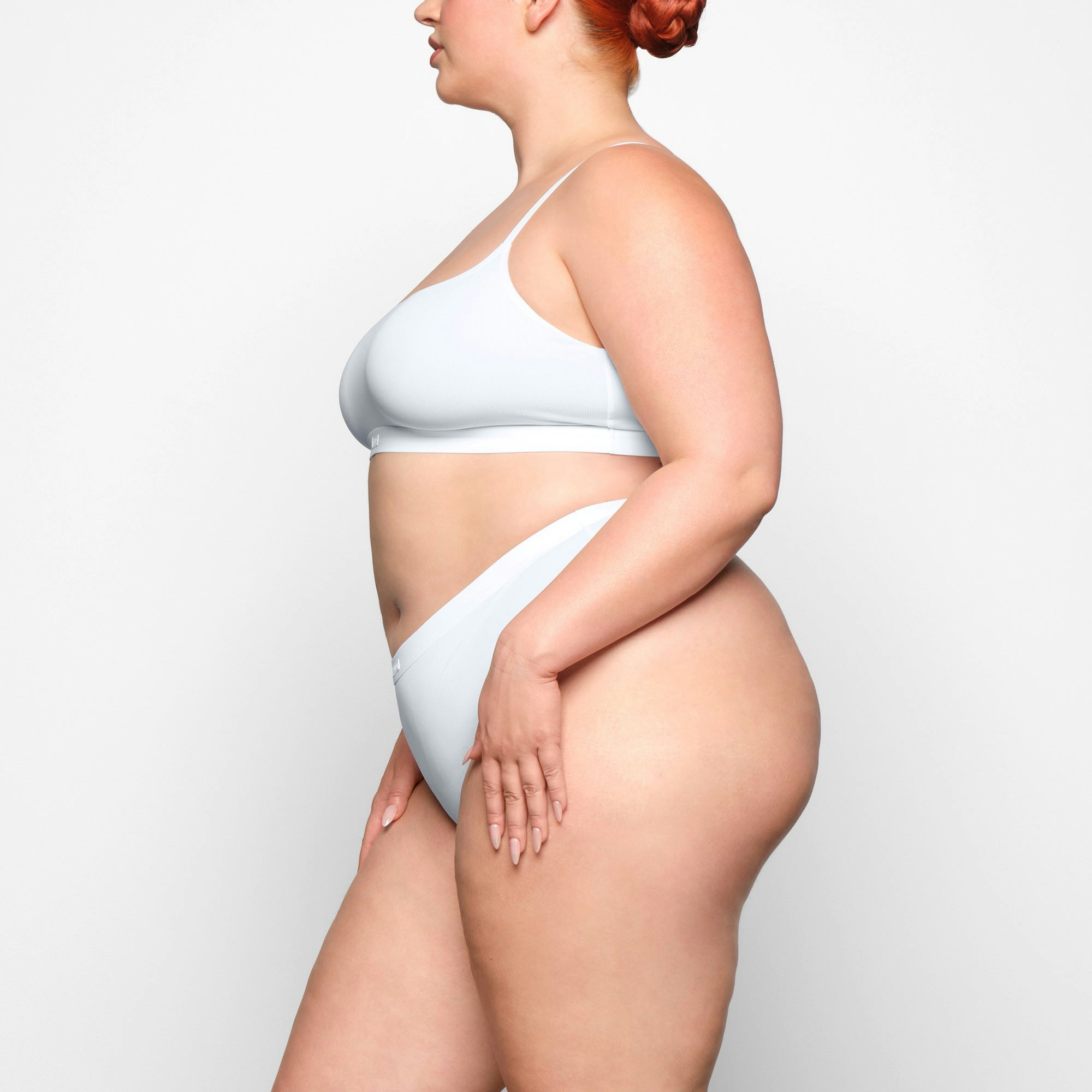 SMOOTH RIB SCOOP NECK BRALETTE WORN BY A MODEL IN SIDE VIEW